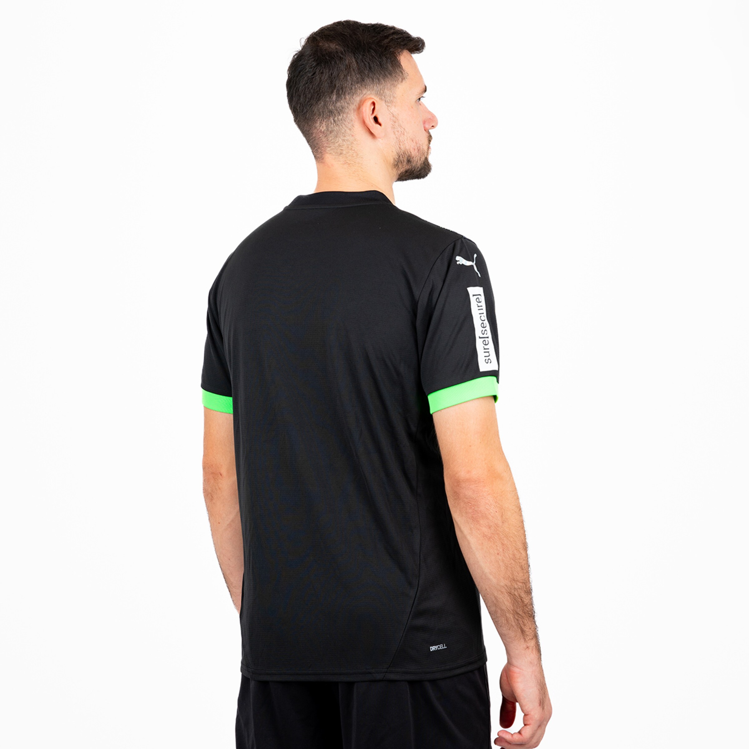 Player of Borussia Mönchengladbach wearing a black jersey with green details.