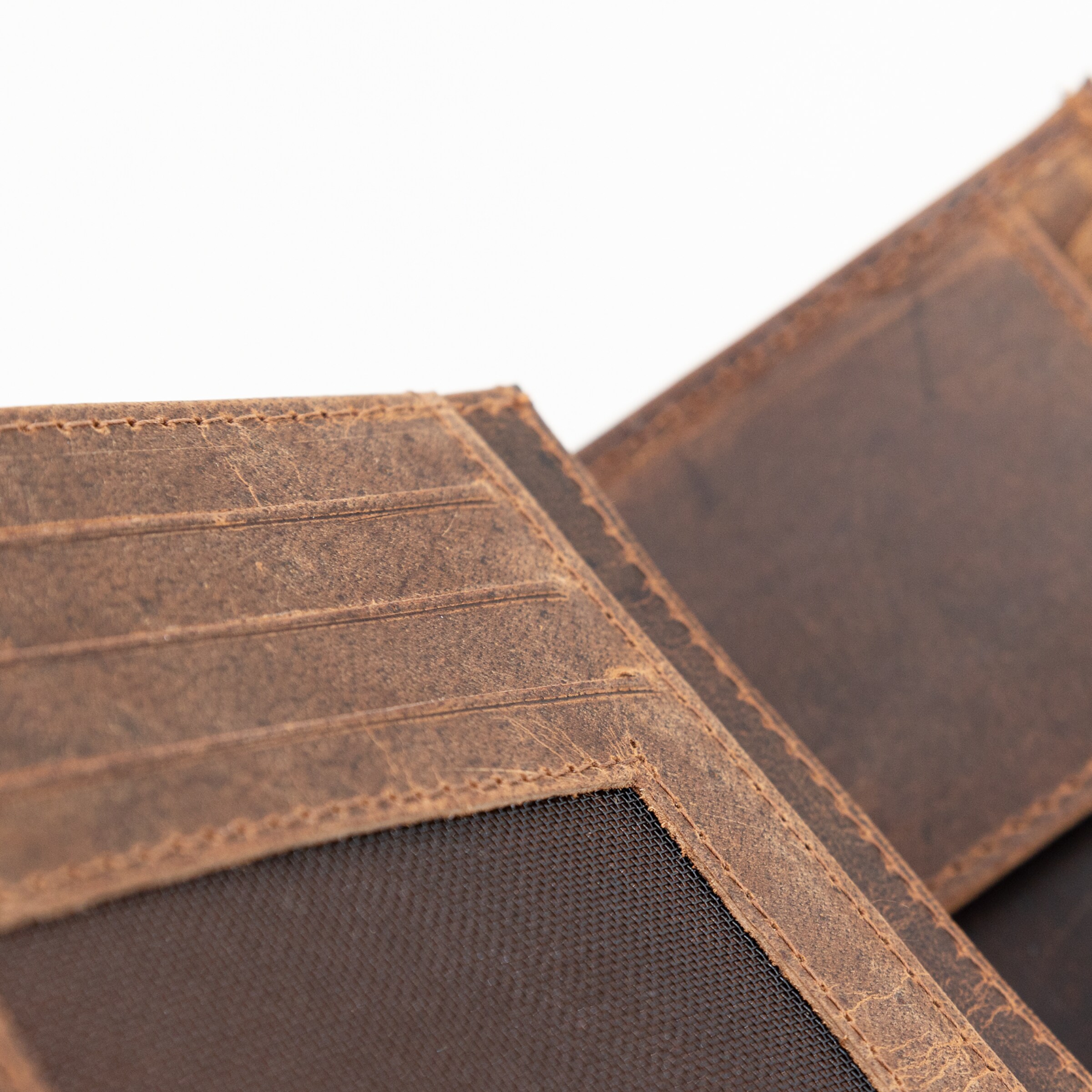 Dunkle abgenutzte Geldbörse aus Leder mit mehreren Kartenfächern.