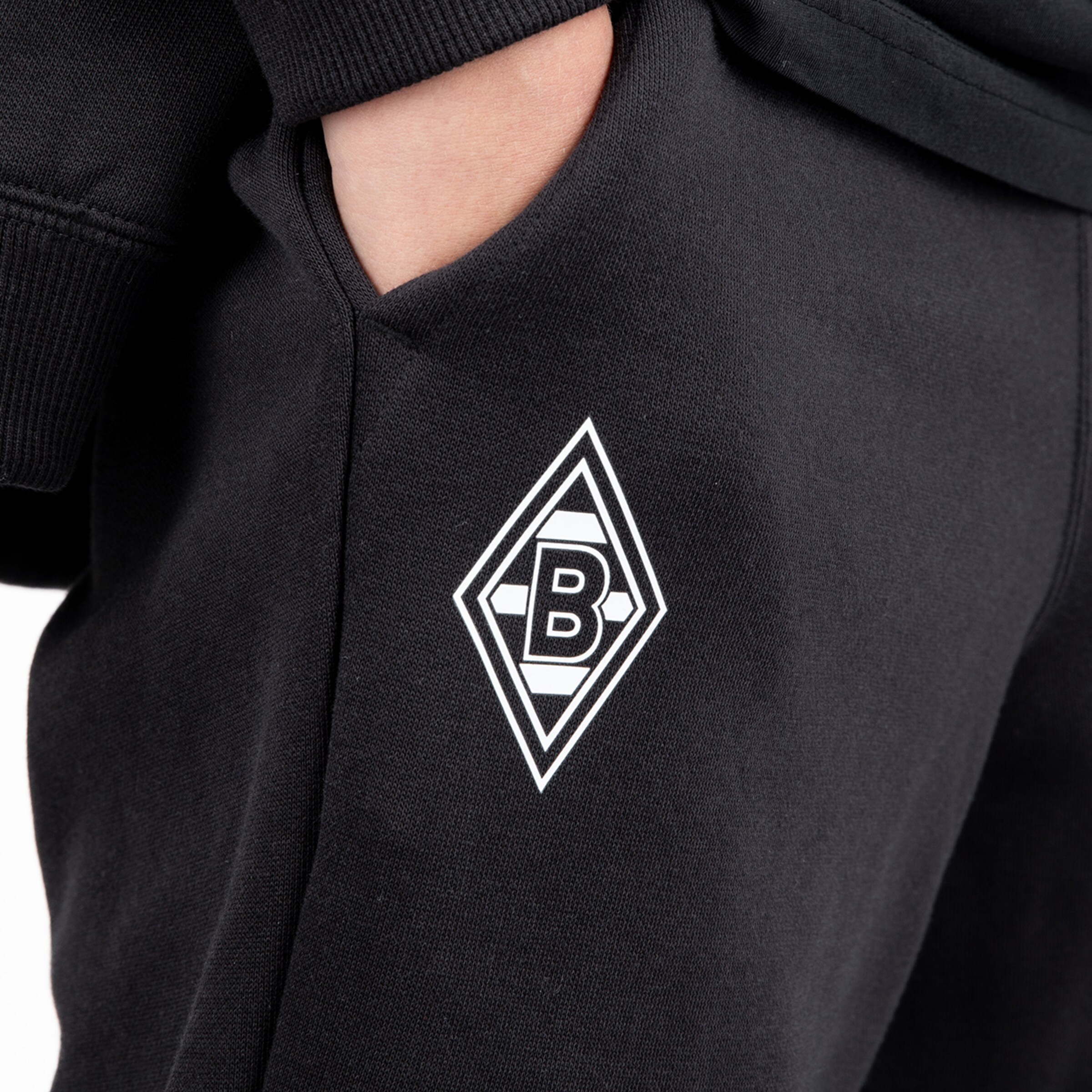 Schwarze Jogginghose mit Borussia Mönchengladbach Logo an der linken Tasche.