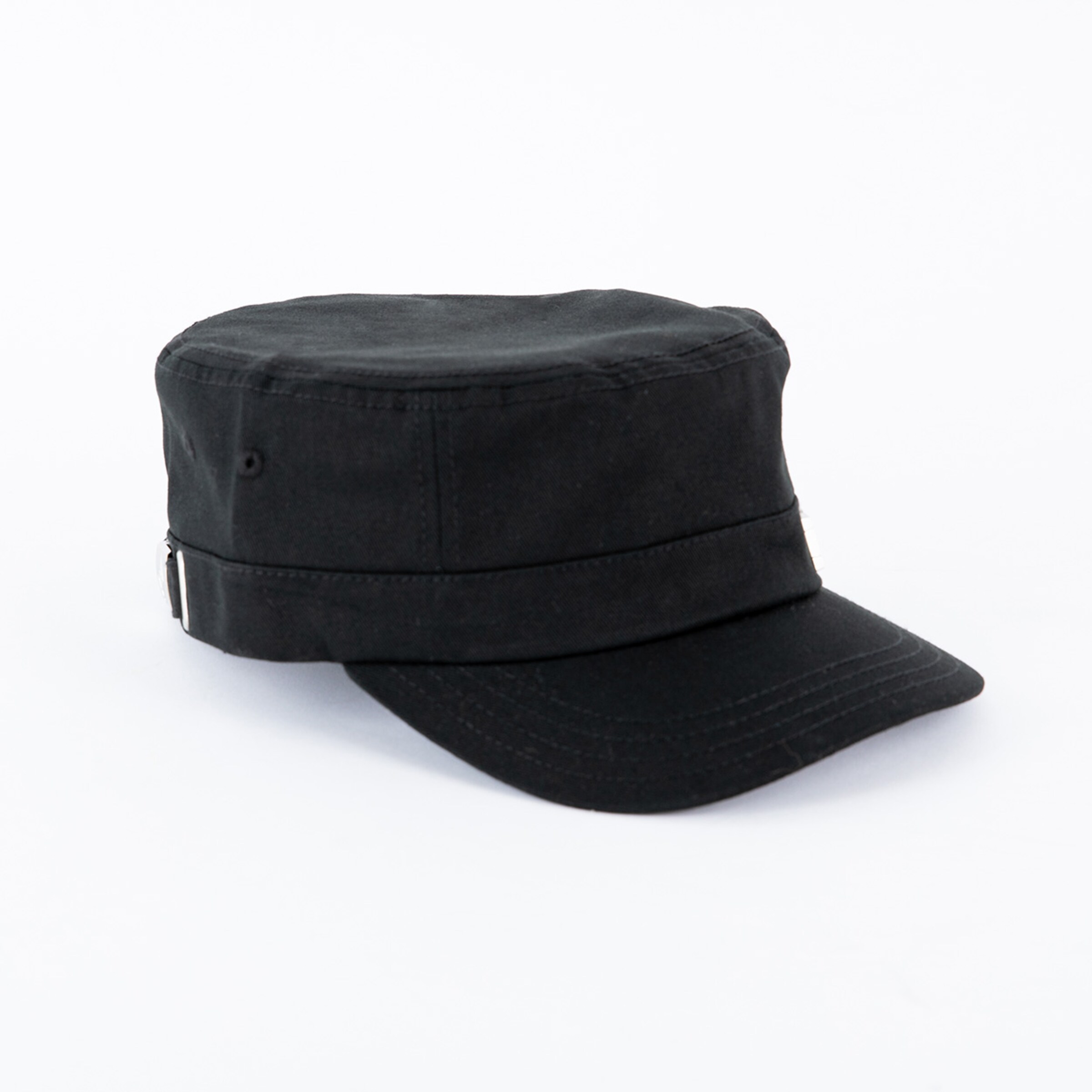 Schwarze Mütze mit flachem Oberteil und breiter Krempe