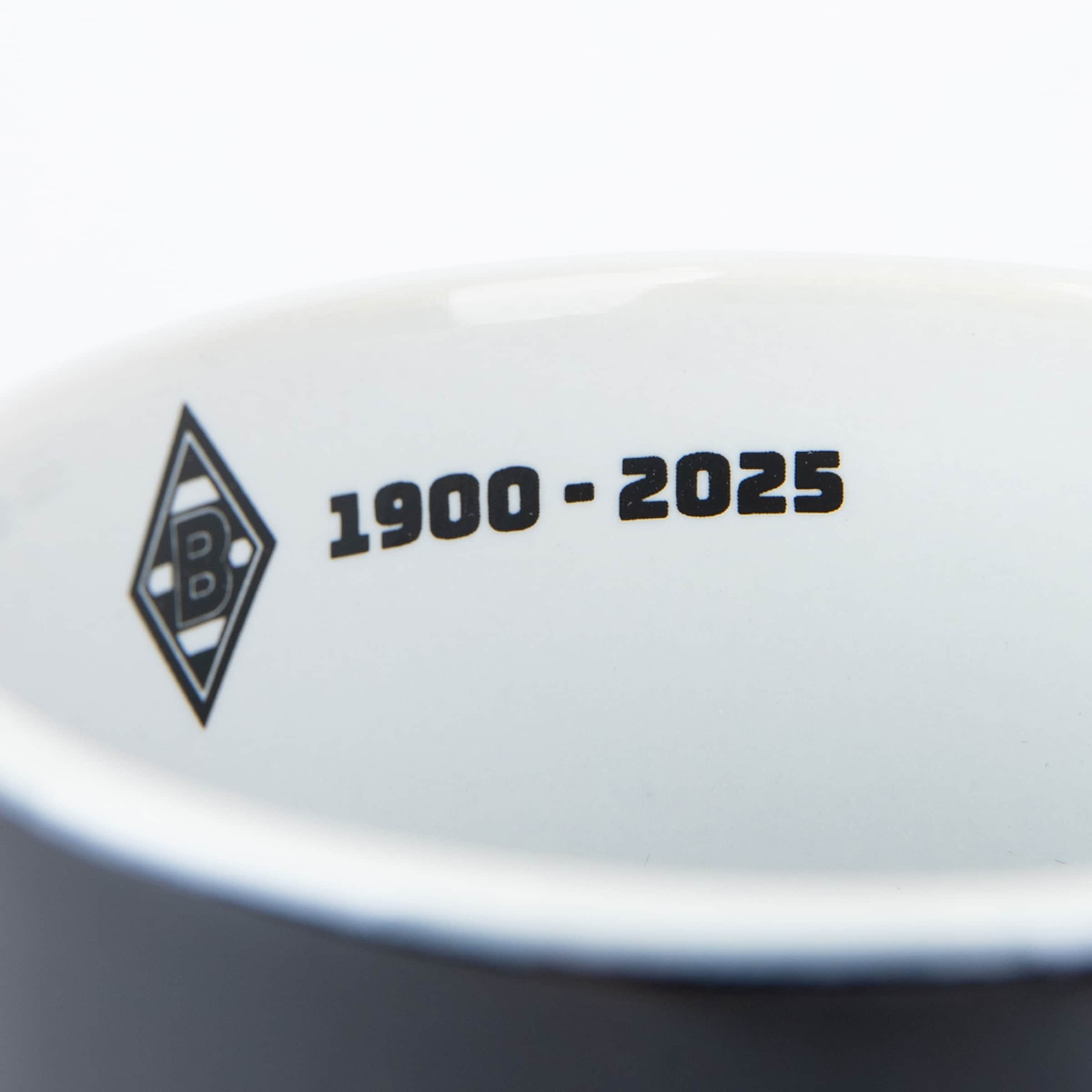 Innenrand einer weißen Tasse mit dem Borussia-Mönchengladbach-Logo und der Aufschrift „1900 - 2025“ in Schwarz.