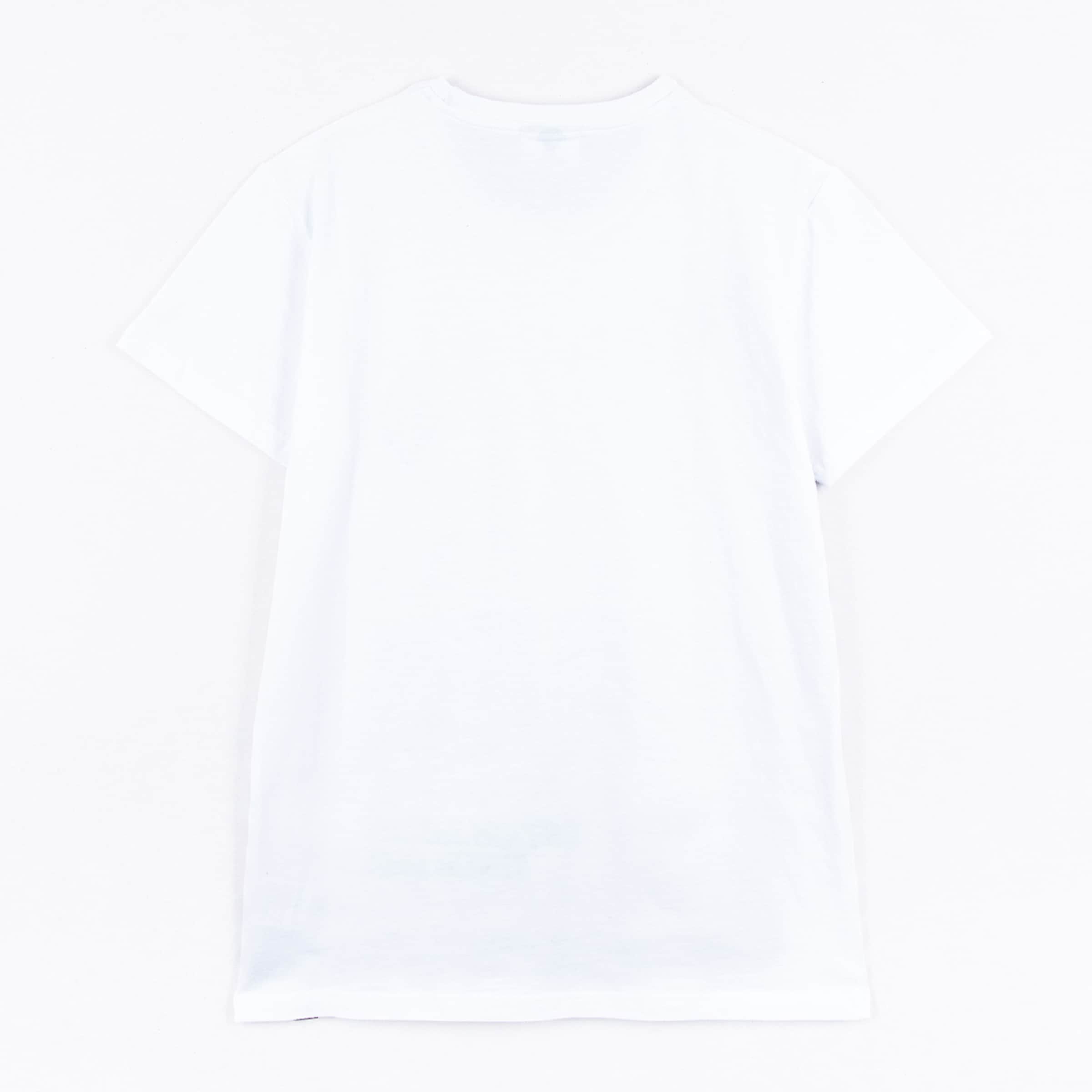 Rückansicht eines schlichten weißen Kurzarm-T-Shirts auf weißem Hintergrund.
