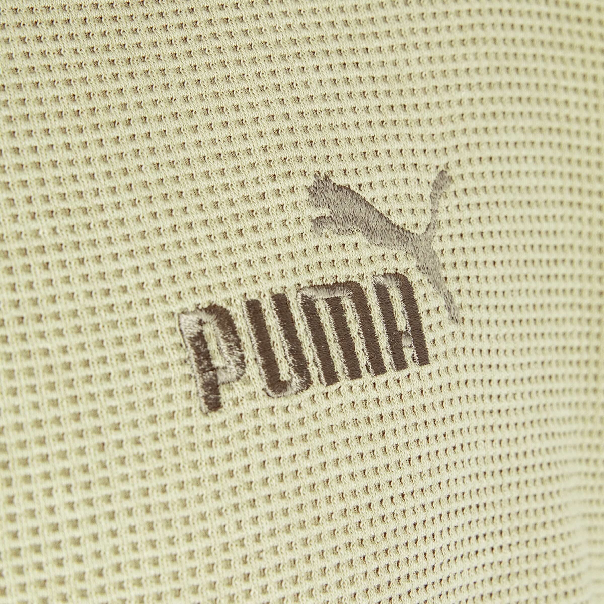Puma-Logo auf einem Textil mit strukturiertem Stoff.