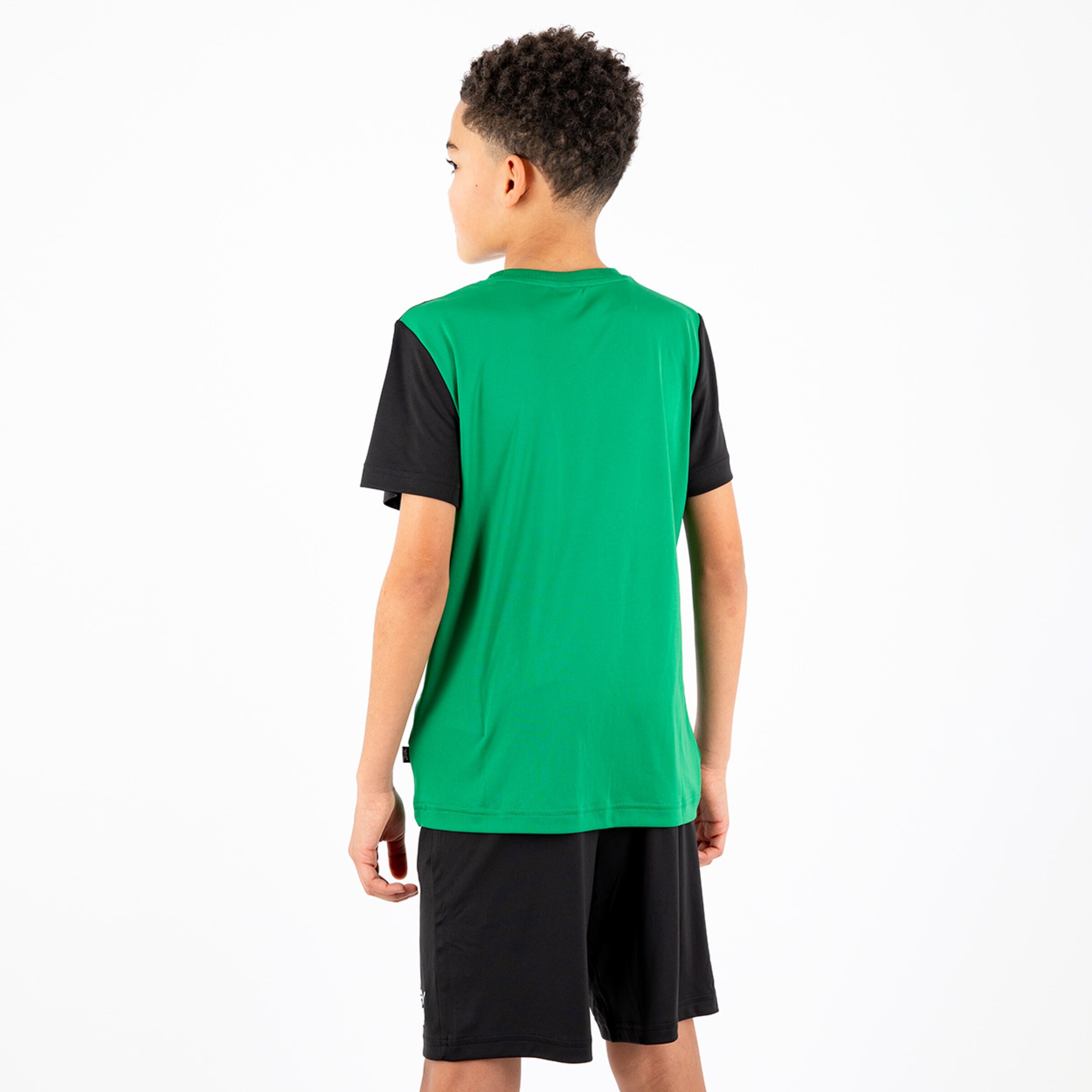 Junge trägt ein grünes und schwarzes Fußballemblem-Trikot von Borussia Mönchengladbach von hinten zu sehen.