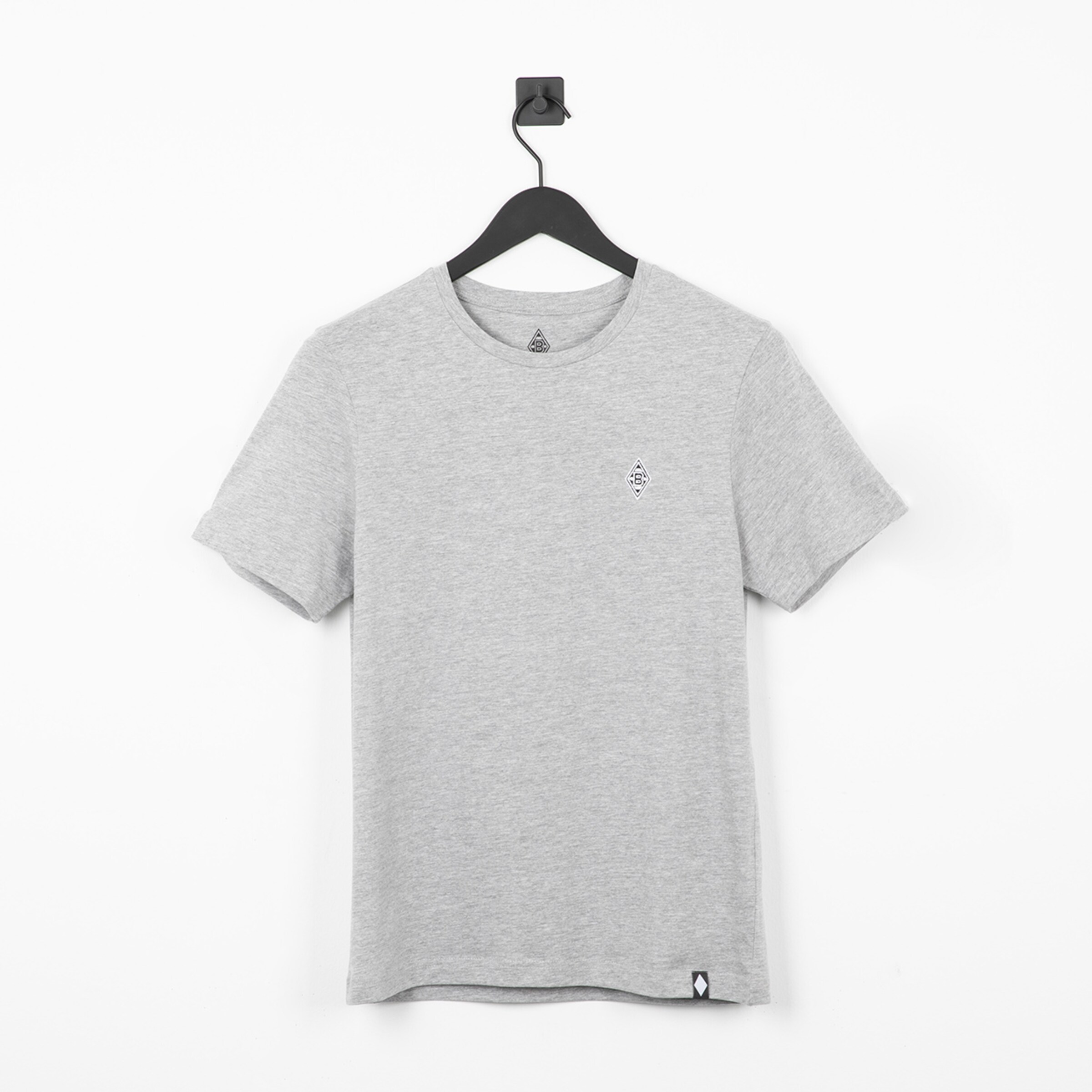 Graues T-Shirt mit Rundhalsausschnitt und kleinem Logo auf der Brust.