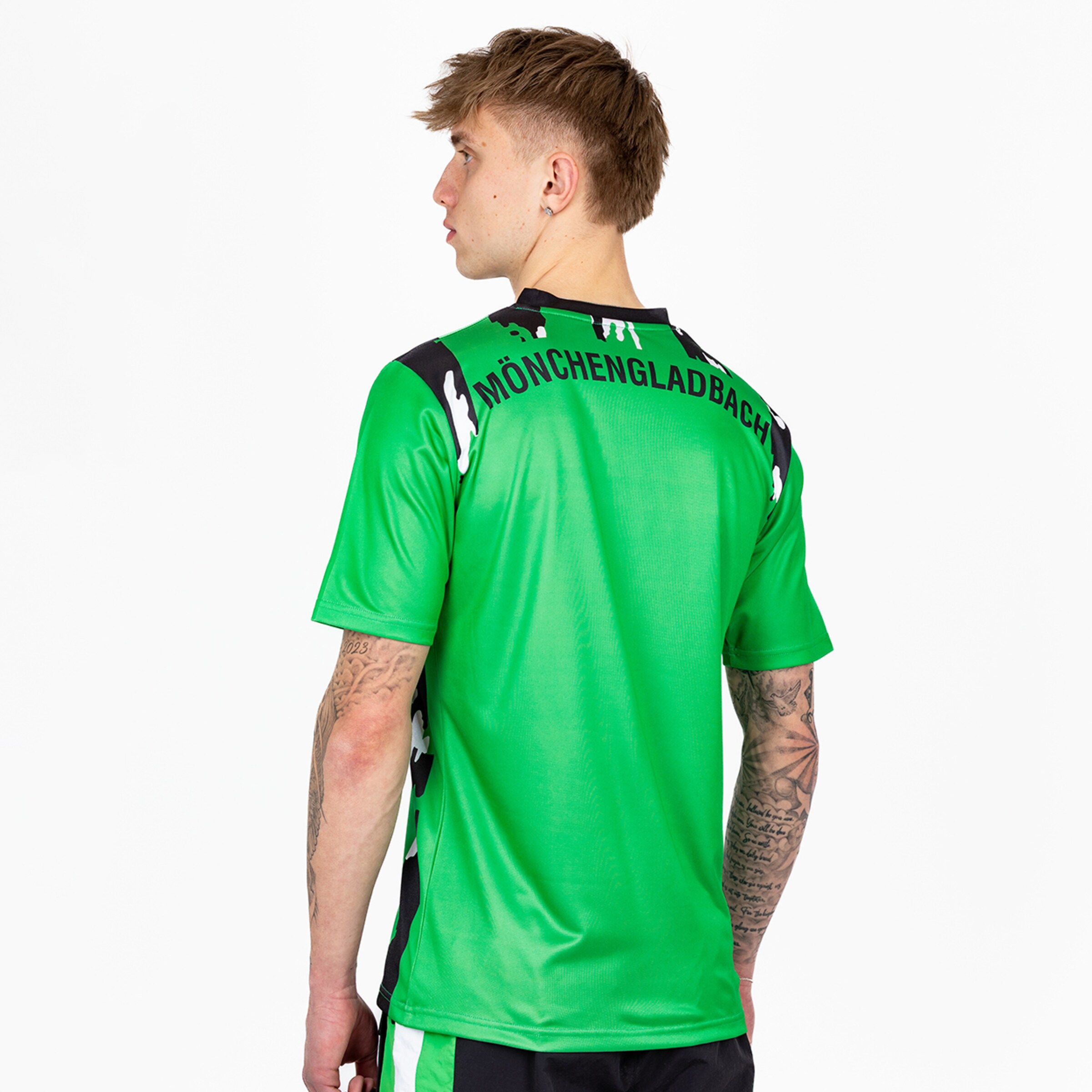 Mann in grünem Trikot mit Mönchengladbach auf dem Rücken Blick über die Schulter.