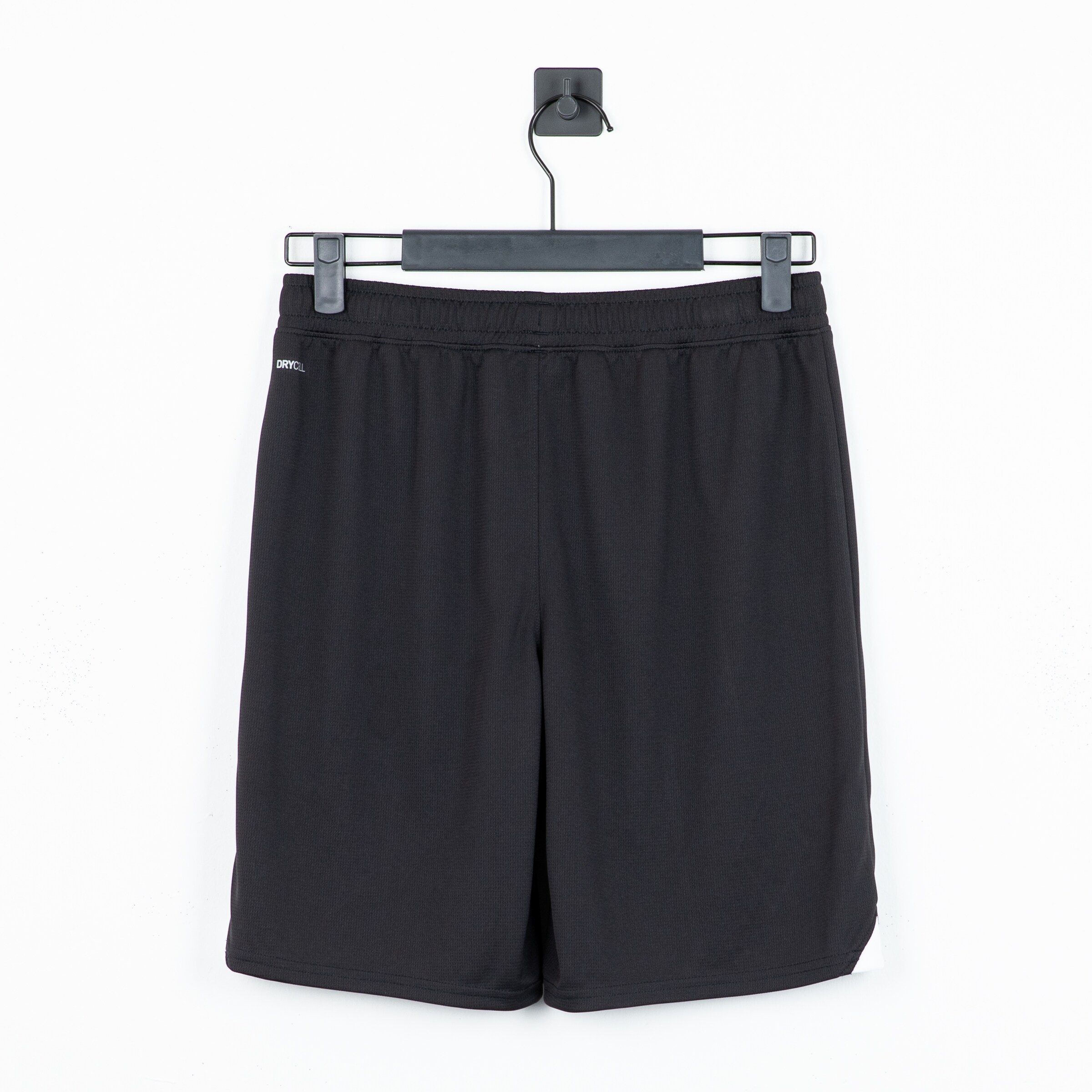 Schwarze Sportshorts mit elastischem Bund auf einem Kleiderbügel aufgehängt.