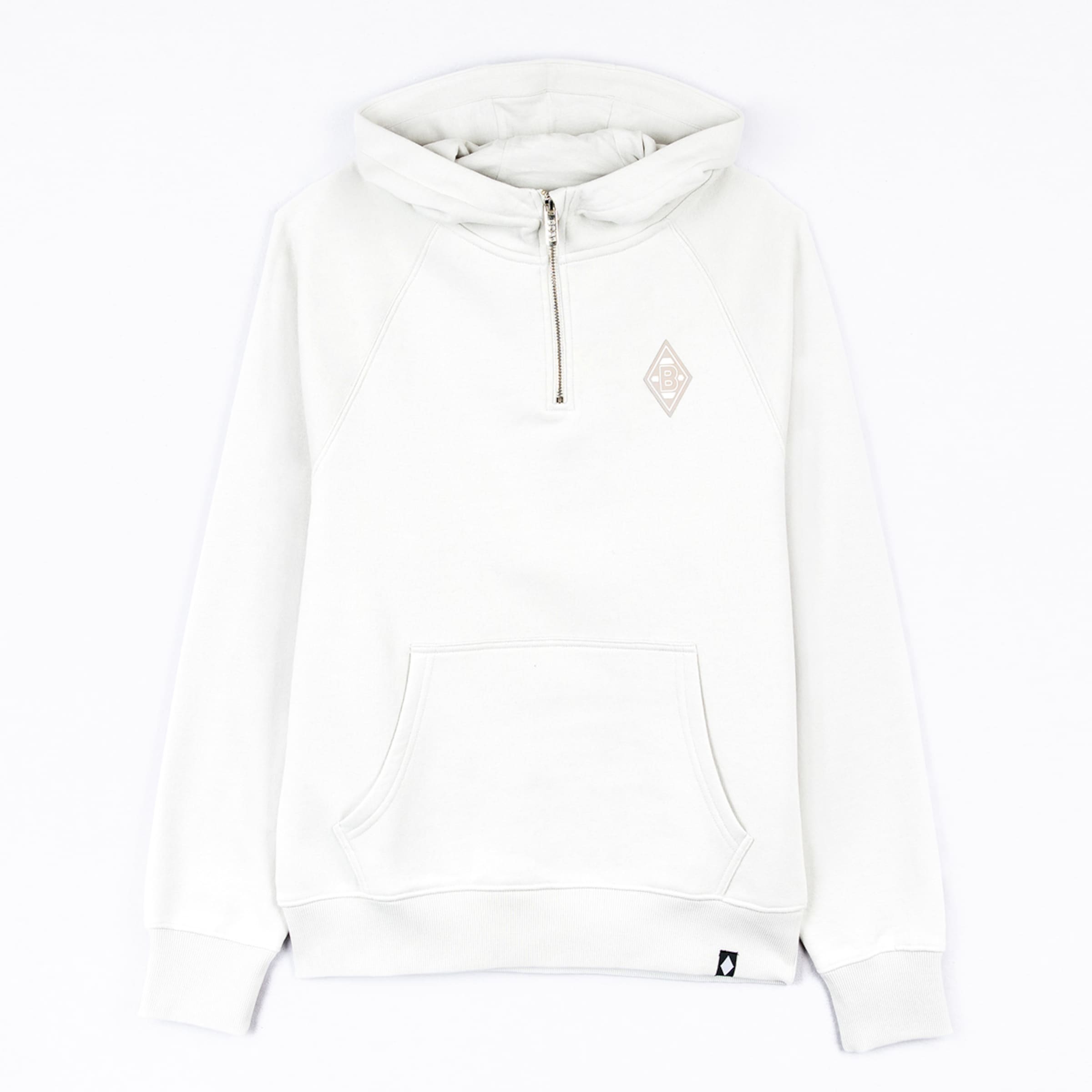 Weißer Half-Zip Hoodie mit Kapuze, Kängurutasche und dezentem Rauten-Logo auf der linken Brust.