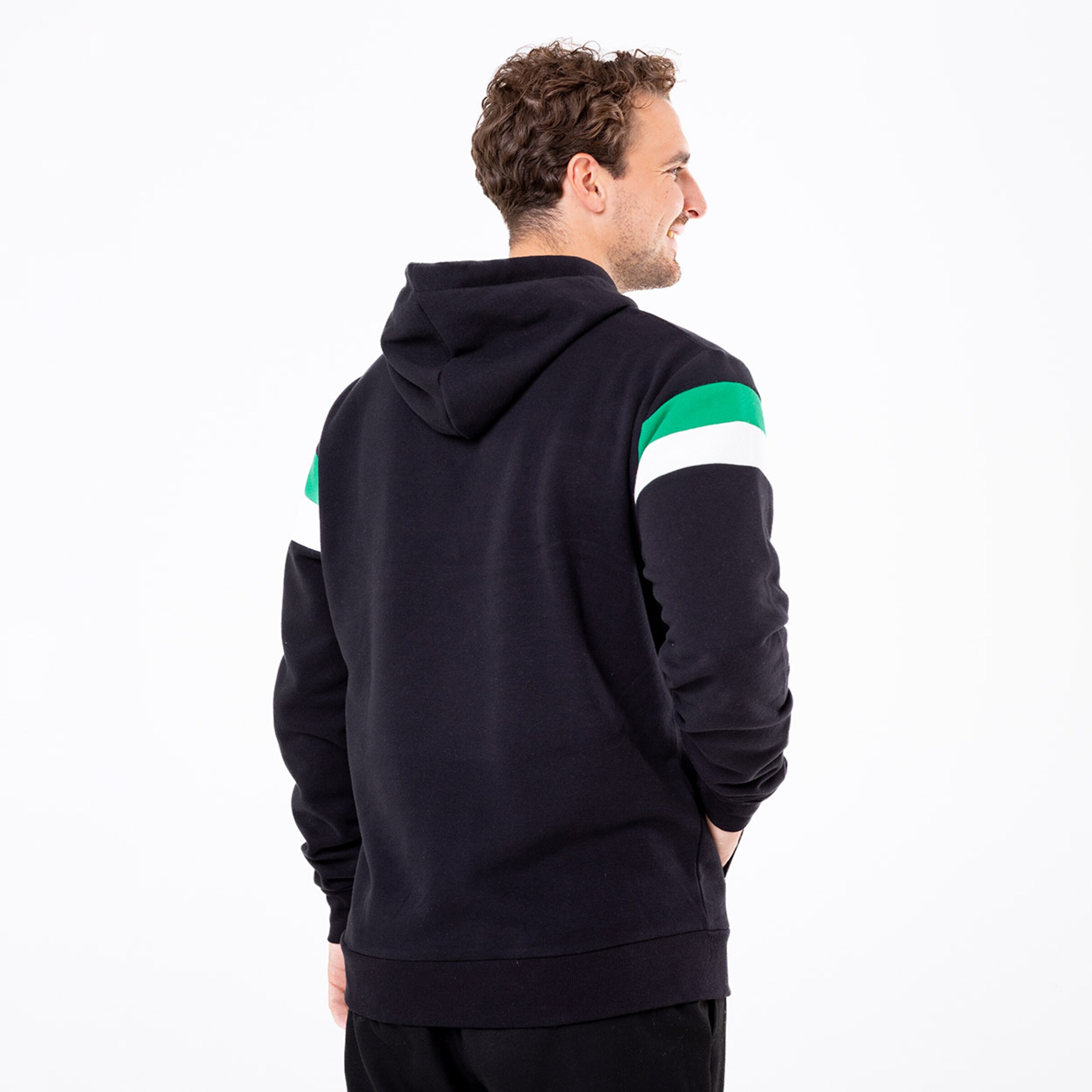 Schwarzer Hoodie mit grünen und weißen Streifen von hinten gesehen auf einem Mann.