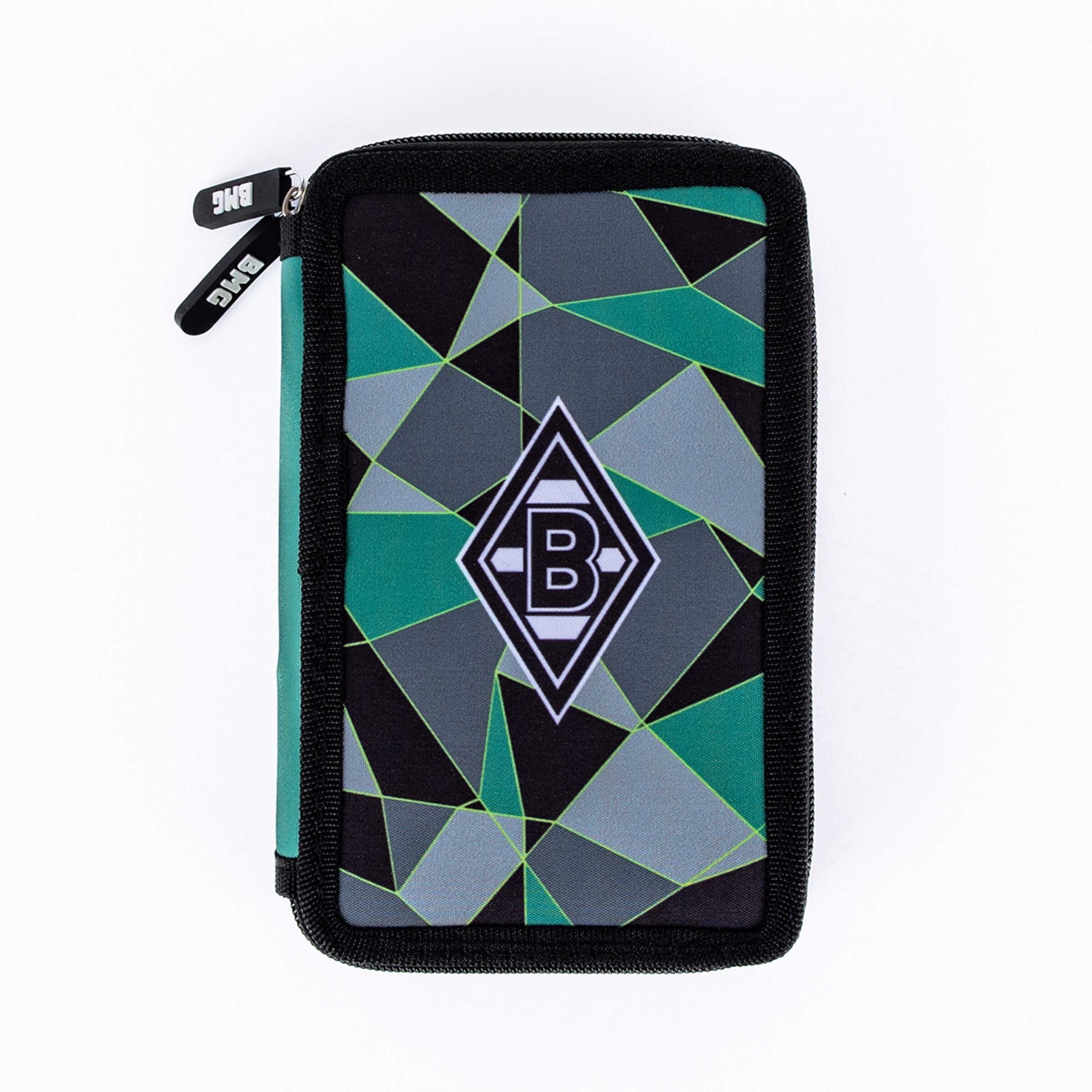 Ein rechteckiges Federmäppchen mit geometrischem Muster in Grün-, Schwarz- und Grautönen und dem Borussia Mönchengladbach Logo. Es hat einen schwarzen Reißverschluss mit „BMG“-Anhängern.