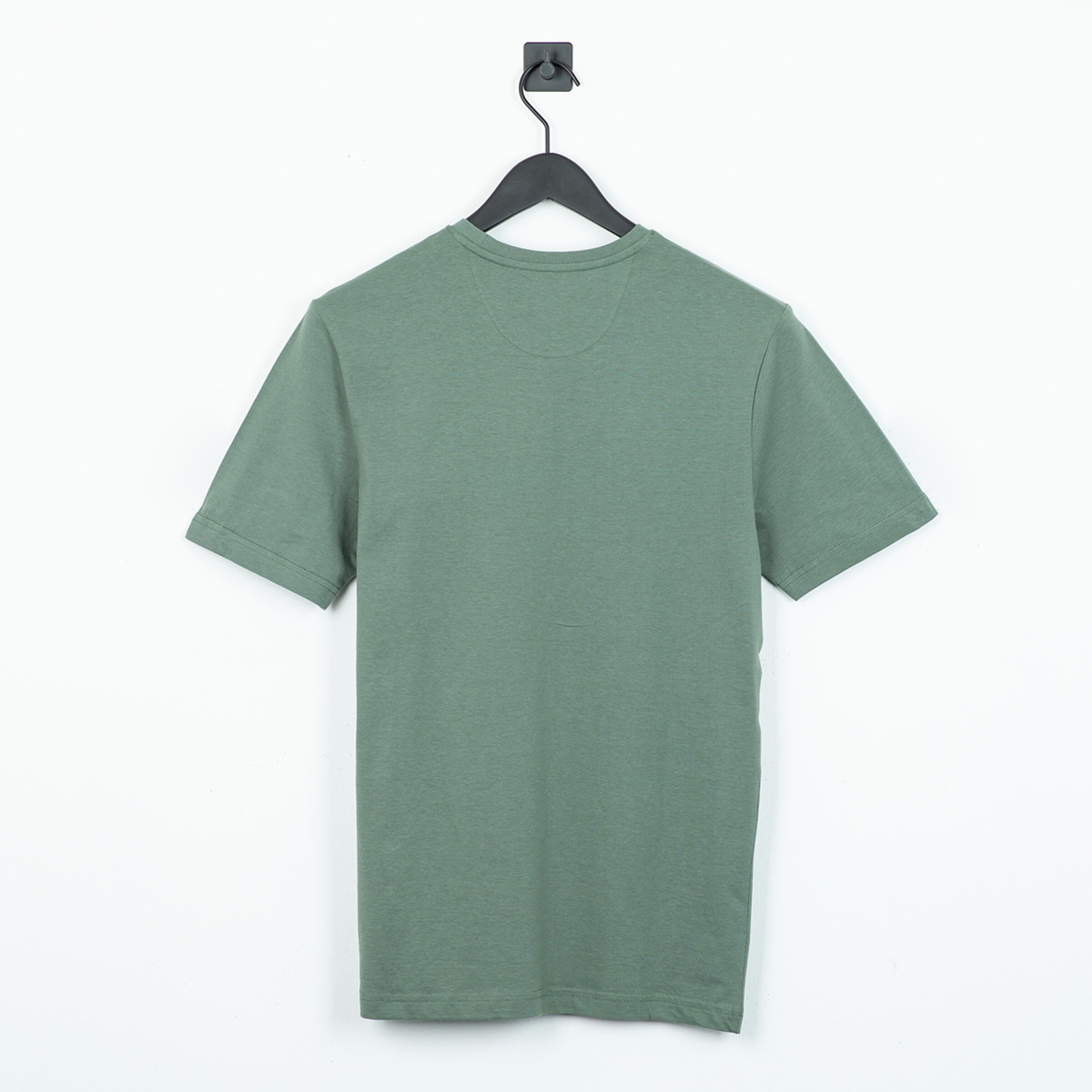 Rückansicht eines graugrünen T-Shirts an einem Kleiderhaken aufgehängt.