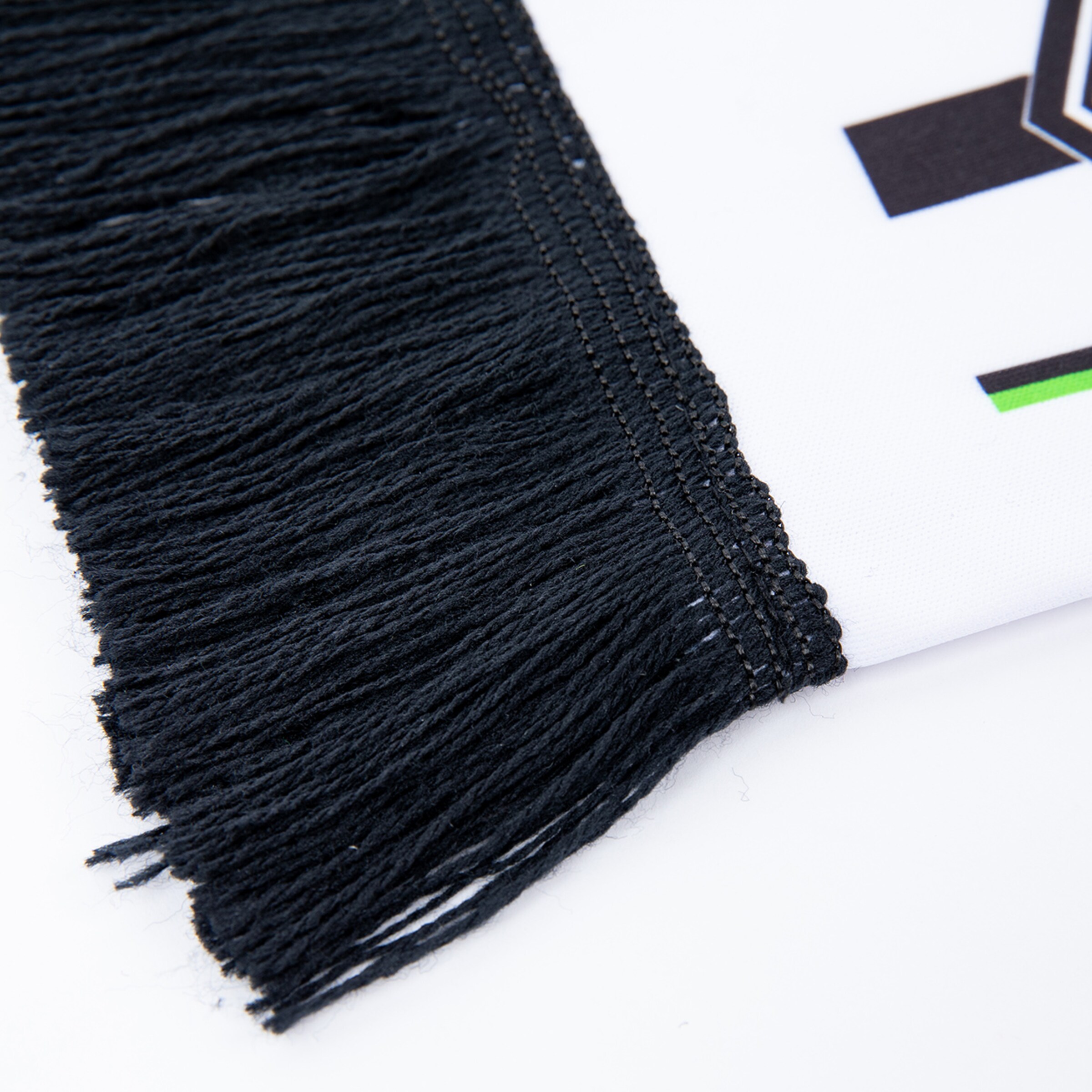 Schwarzes Fransenbändchen an einem Fußballschal Teil eines Borussia Mönchengladbach Artikels.