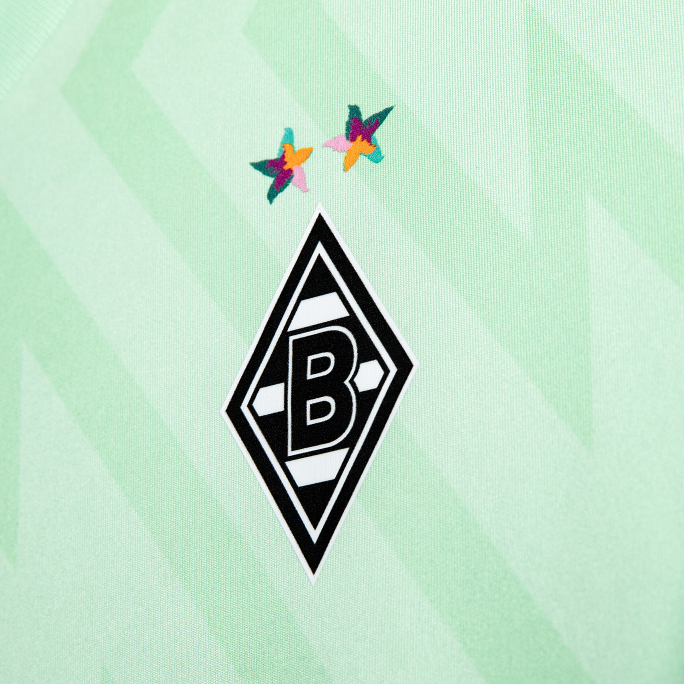 Logo von Borussia Mönchengladbach auf einem Trikot große schwarze Raute mit B.