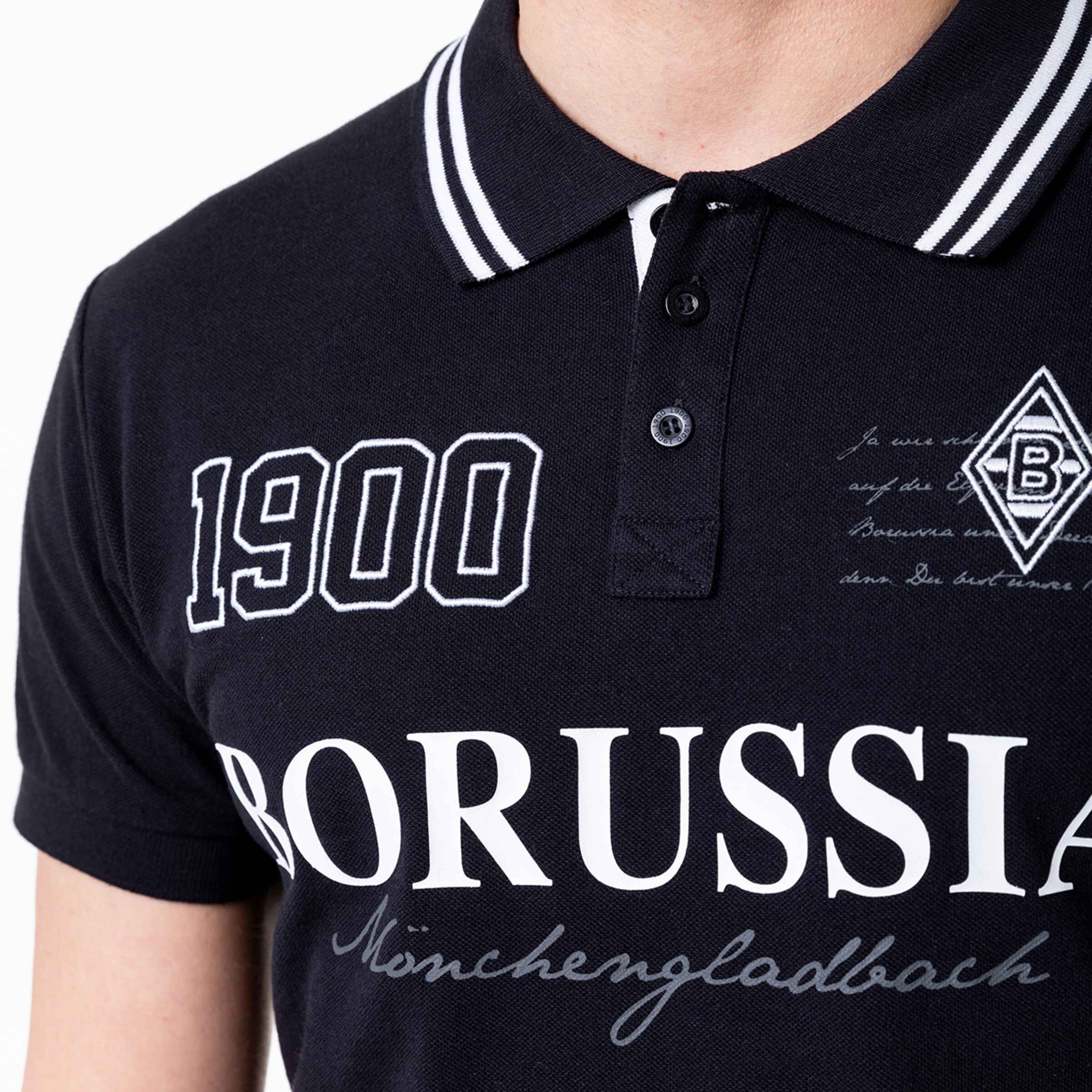 Polo-Shirt von Borussia Mönchengladbach mit Schriftzug und Jahreszahl 1900.