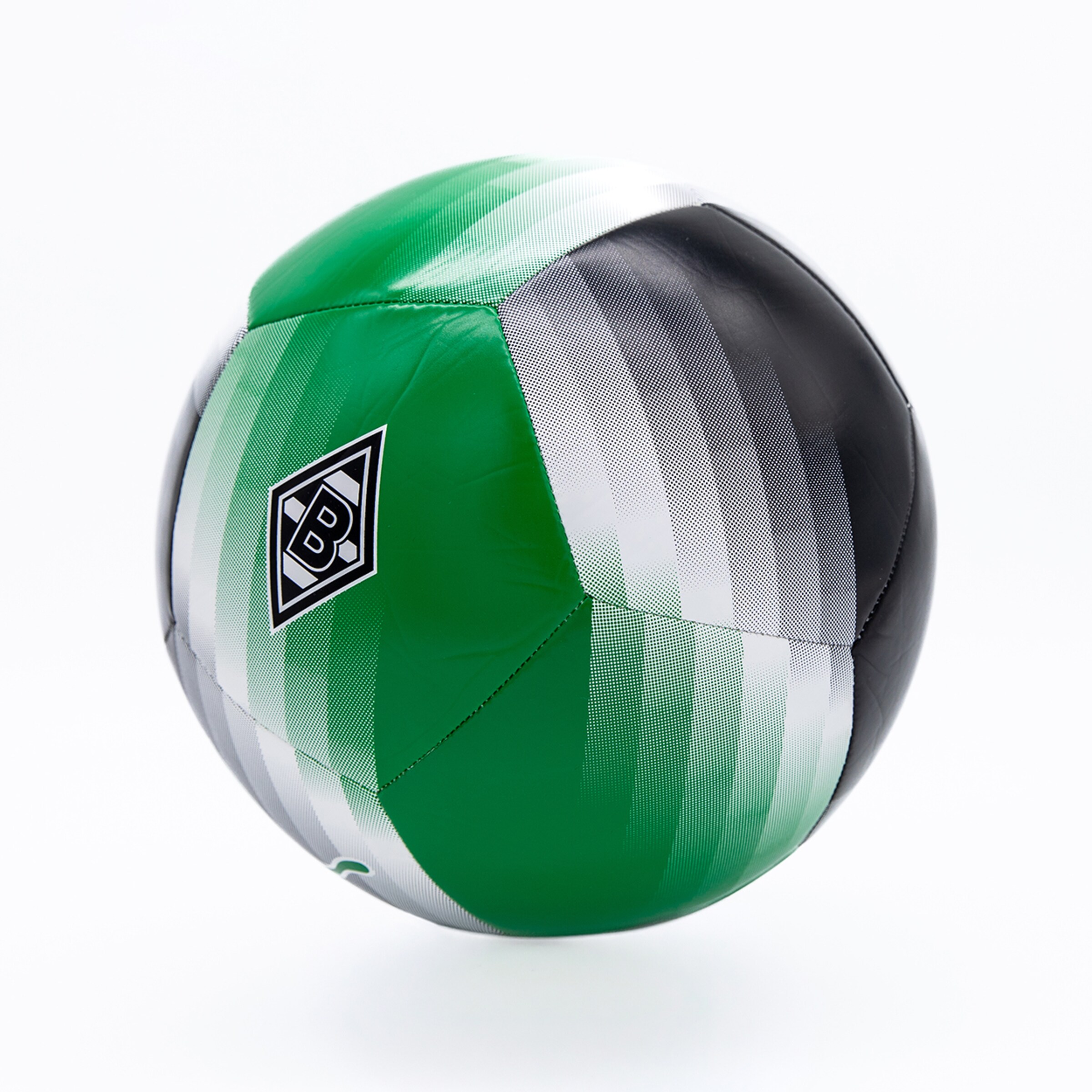 Ein grün-weiß-schwarzer Fußball mit dem Borussia Mönchengladbach Logo auf einem grünen Feld. Die weißen und schwarzen Paneele zeigen ein gestreiftes Halbtonpunktmuster.
