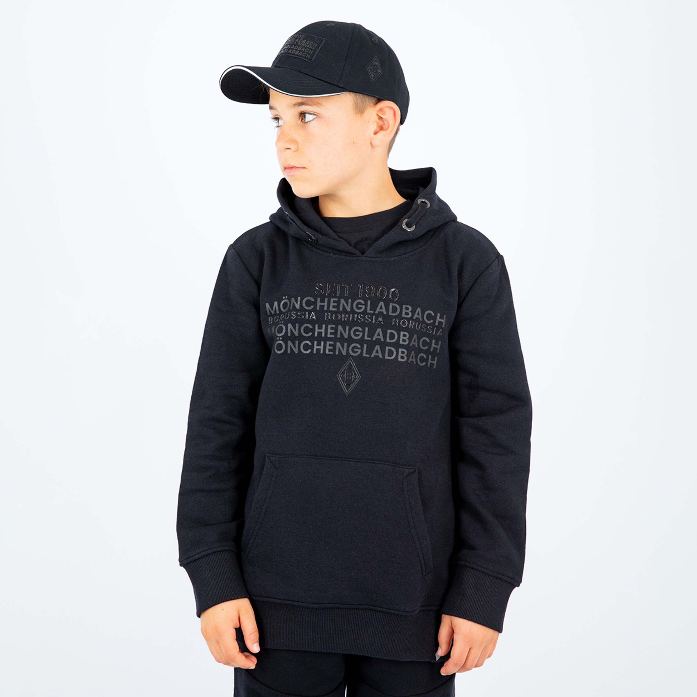 Junge trägt einen schwarzen Hoodie mit dem Schriftzug Borussia Mönchengladbach.