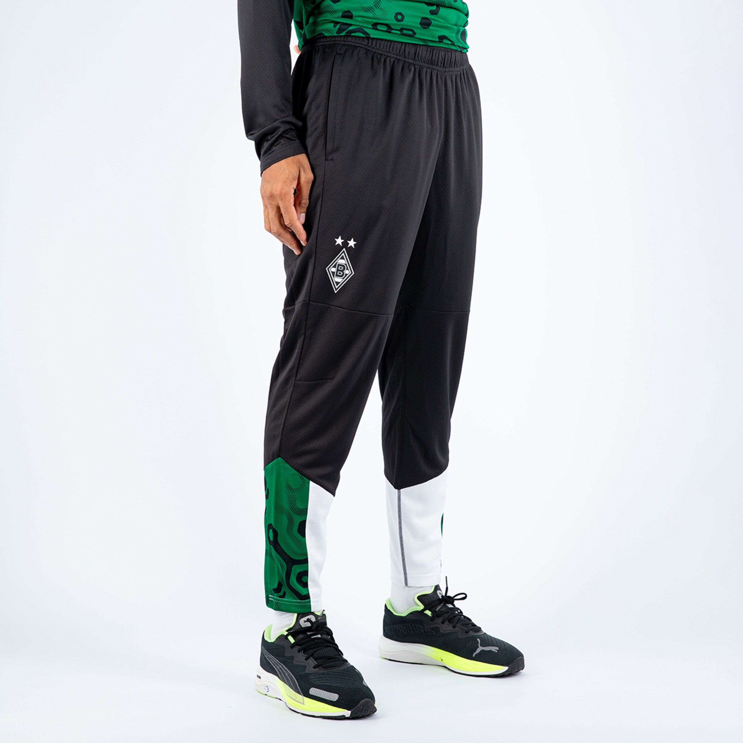 Schwarze Trainingshose mit grünen und weißen Akzenten Borussia Mönchengladbach Logo vorne.