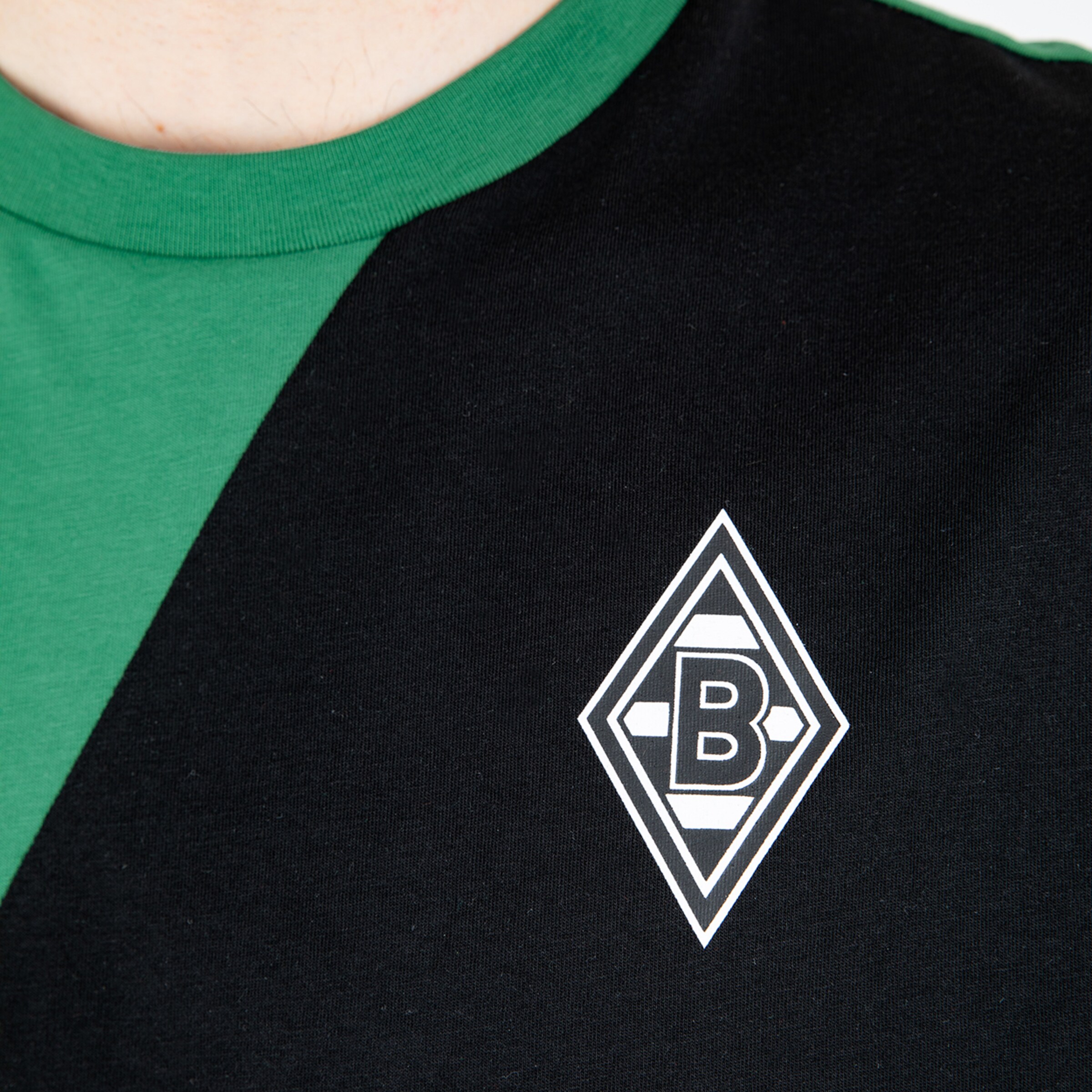 Schwarzes und schwarzes T-Shirt mit dem Borussia Mönchengladbach-Logo.
