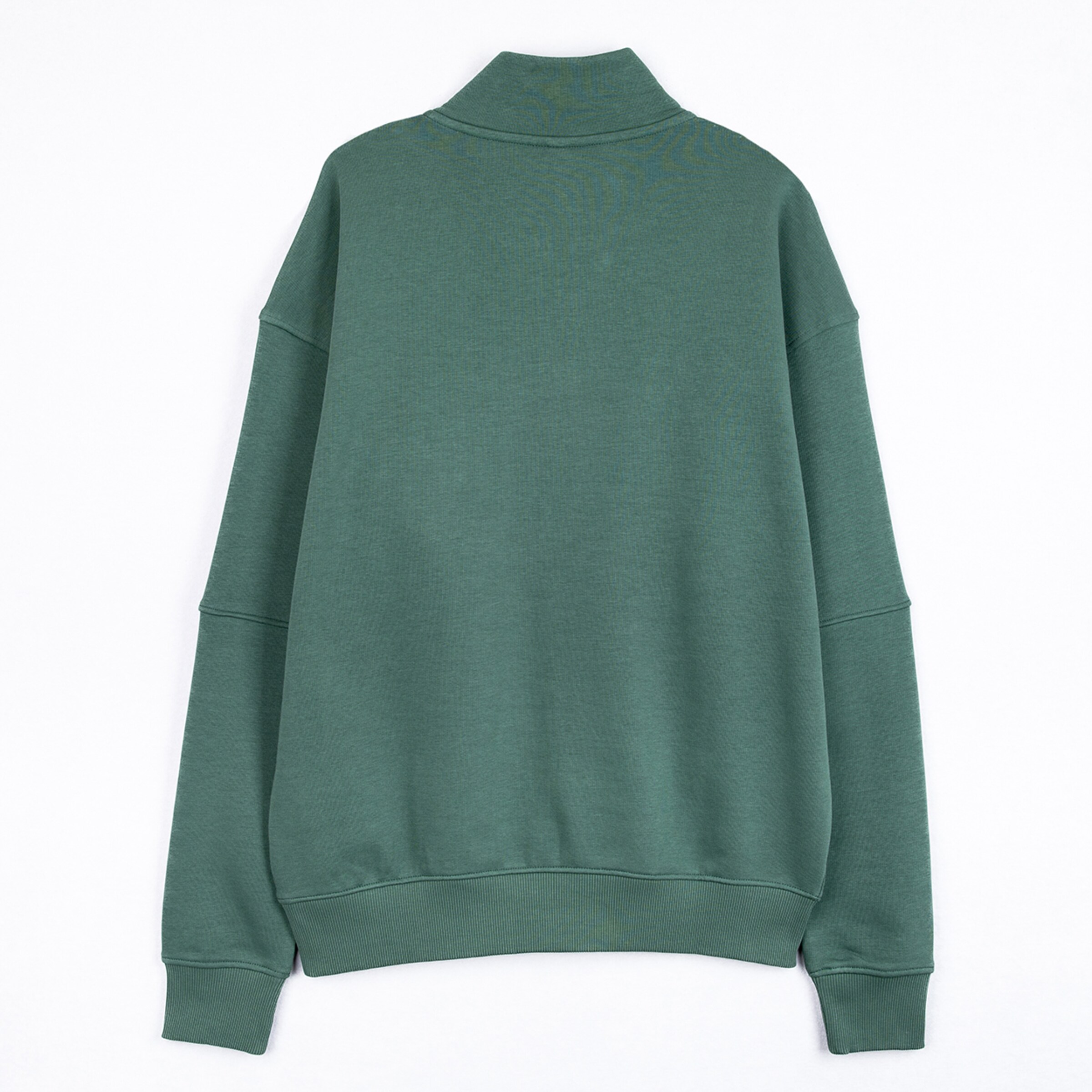 Rückansicht eines dunkelgrünen Sweatshirts mit Stehkragen, überschnittenen Schultern und Rippbündchen auf weißem Hintergrund.