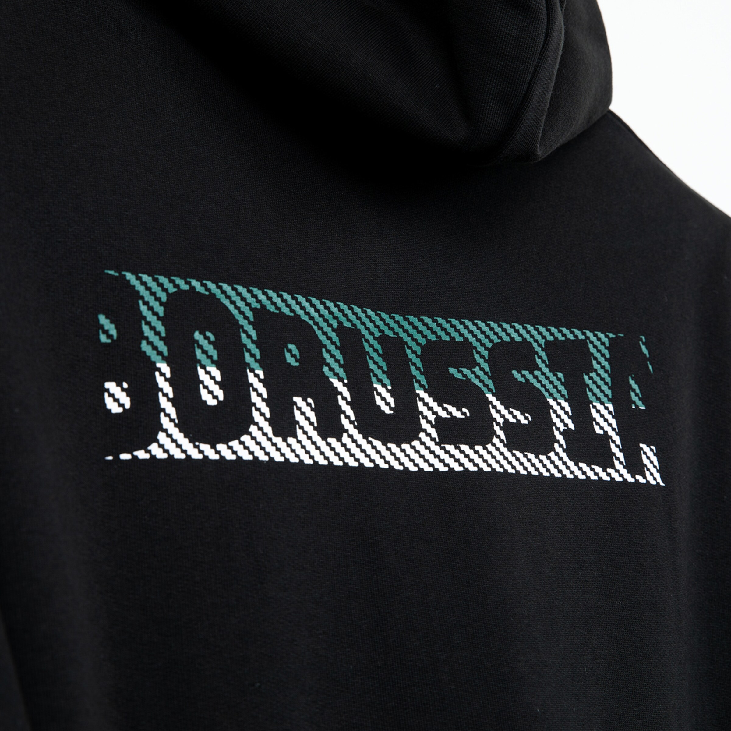 Schwarzer Kapuzenpullover mit dem Schriftzug BORUSSIA in grafischem Design.