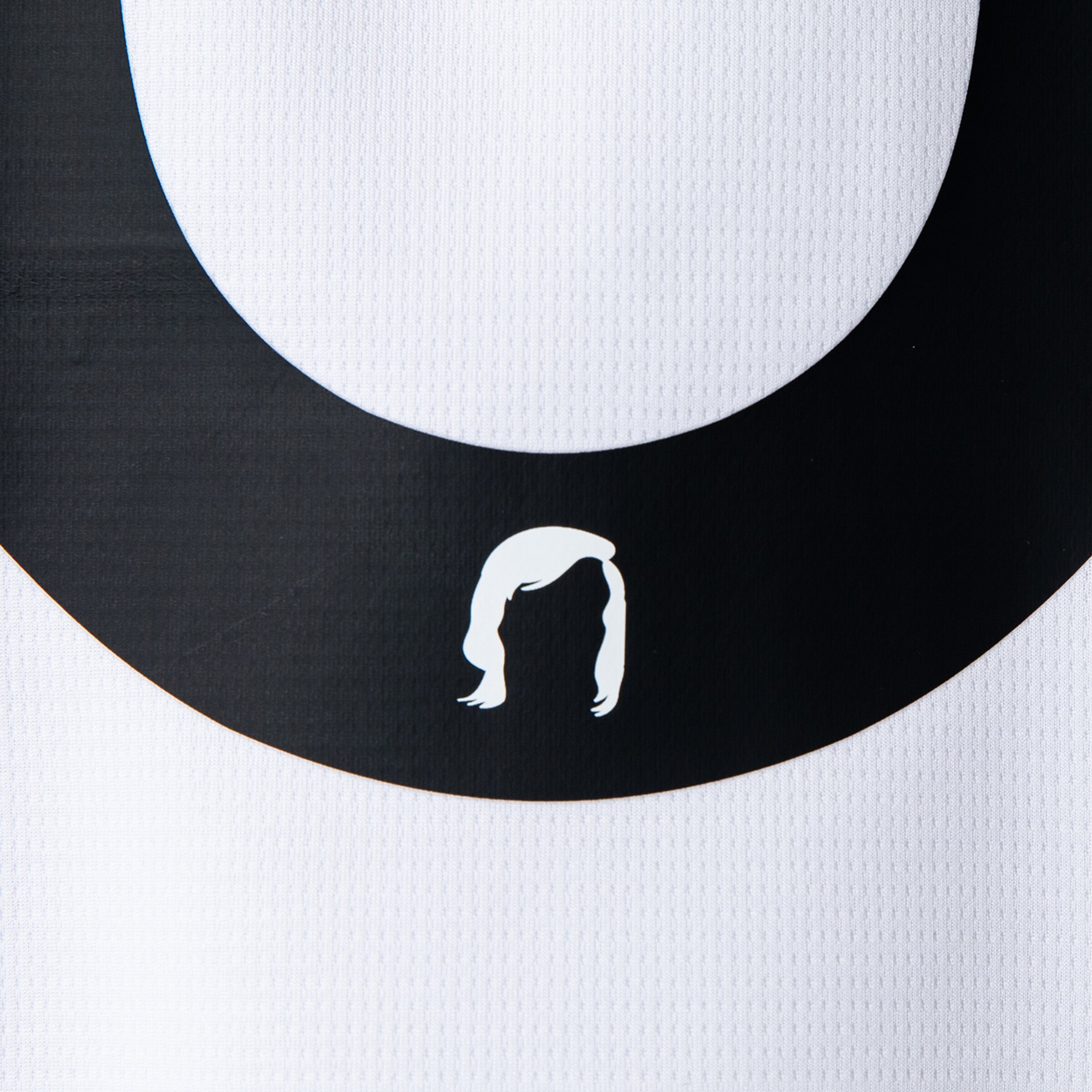 Silhouette einer Frisur im schwarz-weißen Logo auf einem weißen Trikot.