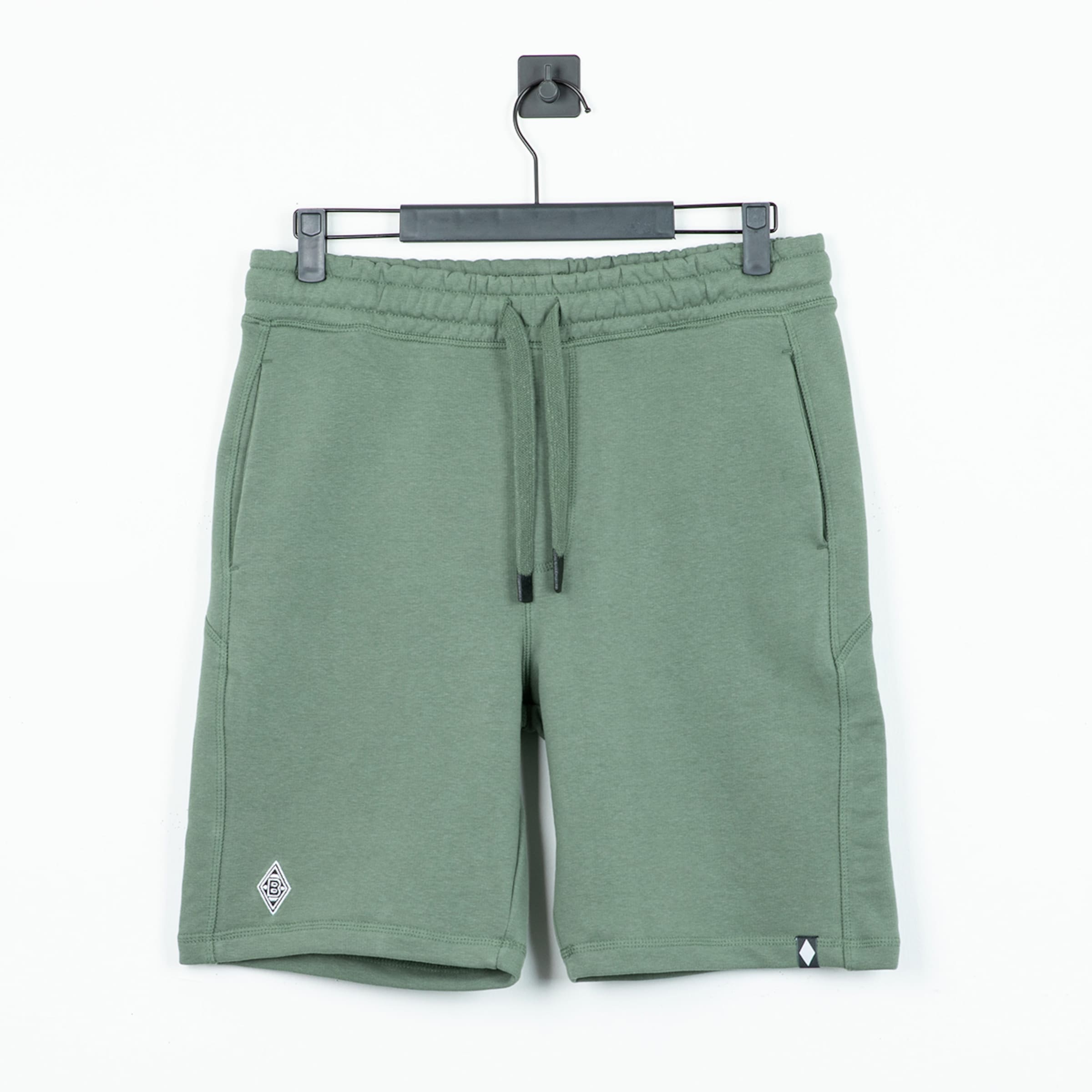 Grüne Sportshorts mit elastischem Bund und seitlichen Taschen Club-Logo auf dem Saum.