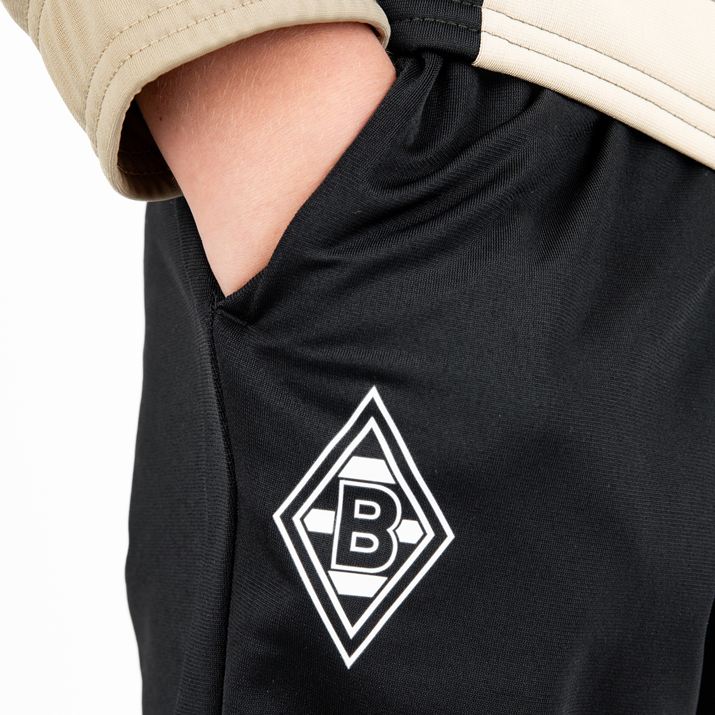 Schwarze Sporthose mit weißem Borussia Mönchengladbach Logo.