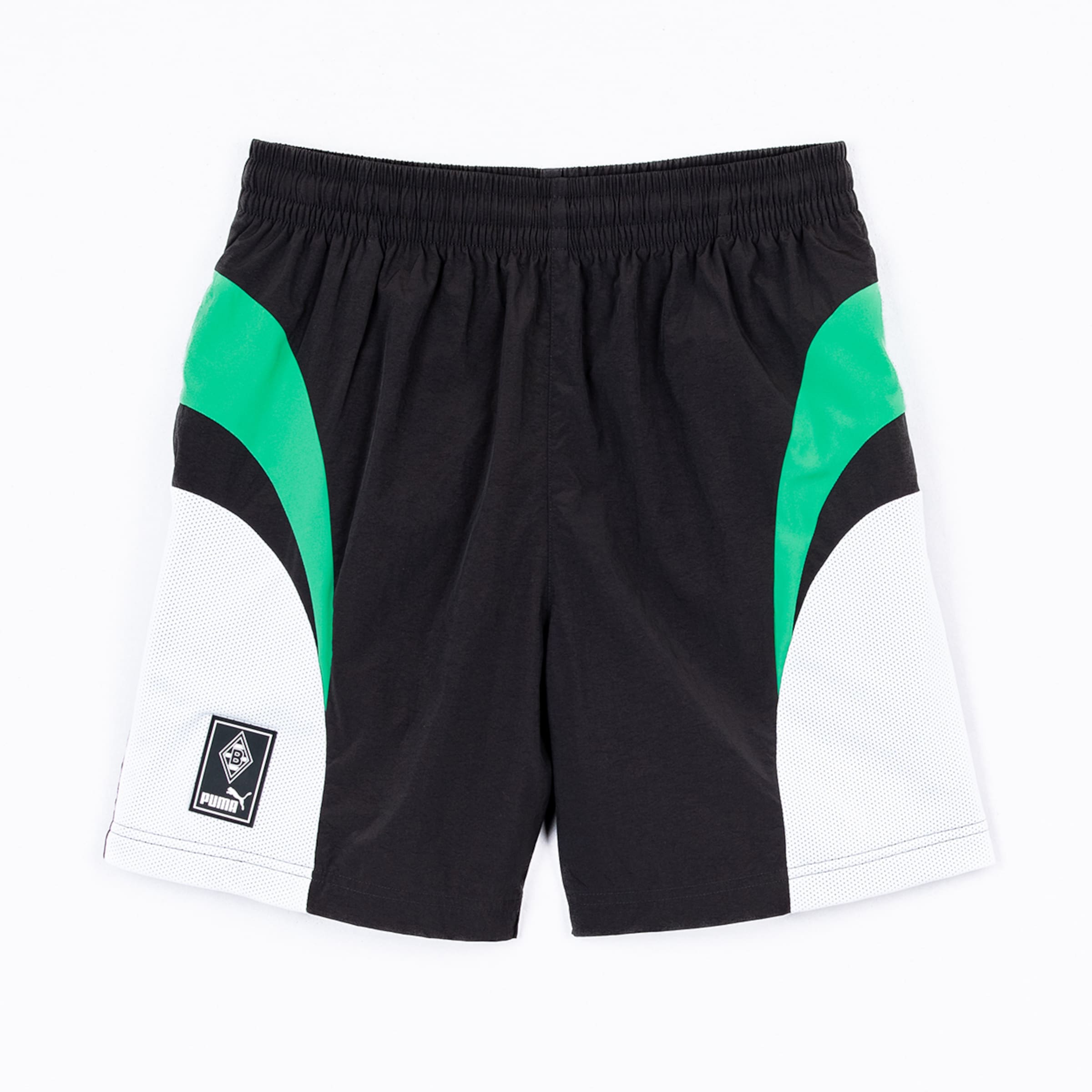 Schwarze Sportshorts mit grünen und weißen Einsätzen Puma-Logo auf dem linken Oberschenkel.