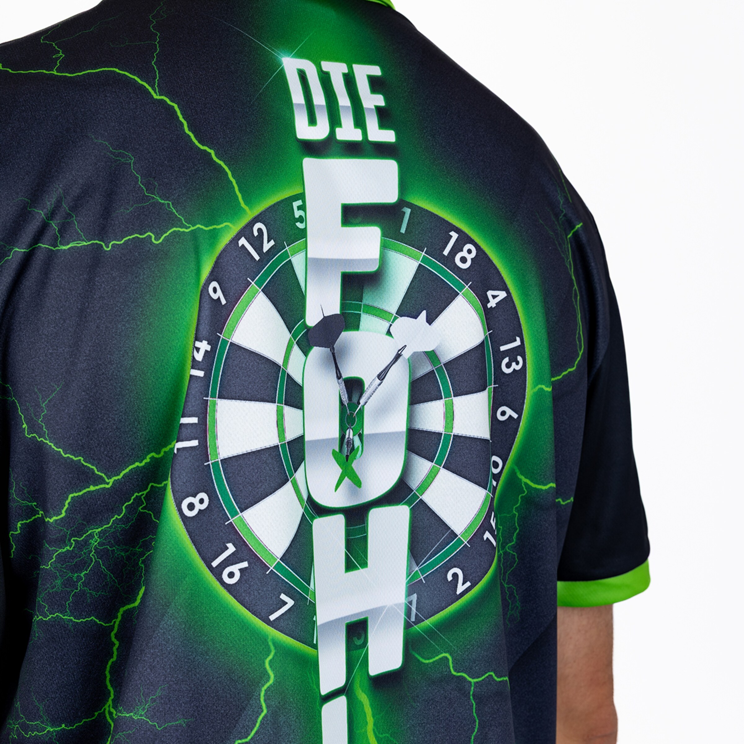 Rückansicht eines schwarzen Shirts mit grünen Blitzen, Dartscheibe und großem vertikalem Schriftzug „DIE FOH“.