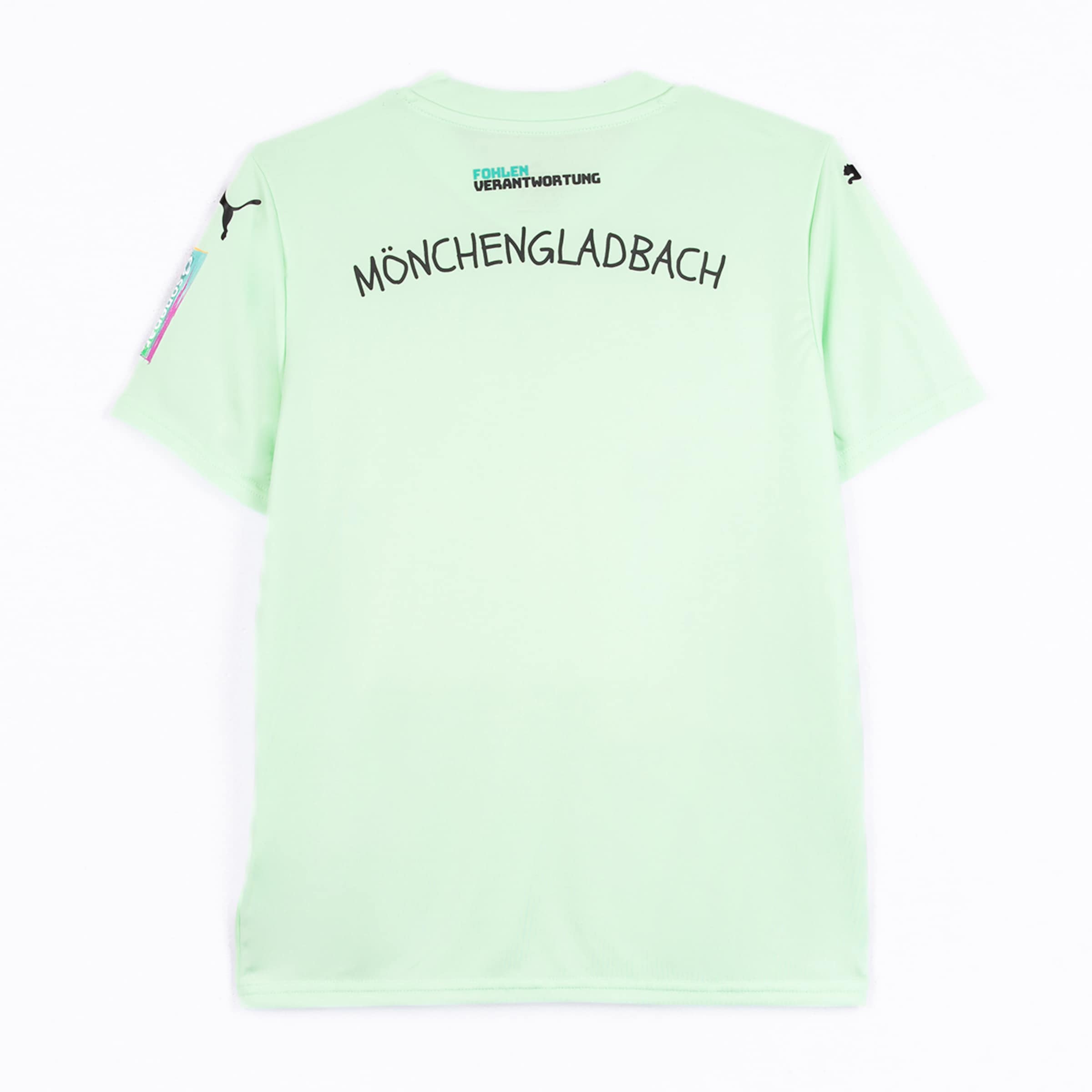 Rückansicht eines mintgrünen Puma-Fußballtrikots mit bogenförmigem „MÖNCHENGLADBACH“-Schriftzug und „FOHLEN VERANTWORTUNG“-Logo auf dem Rücken.