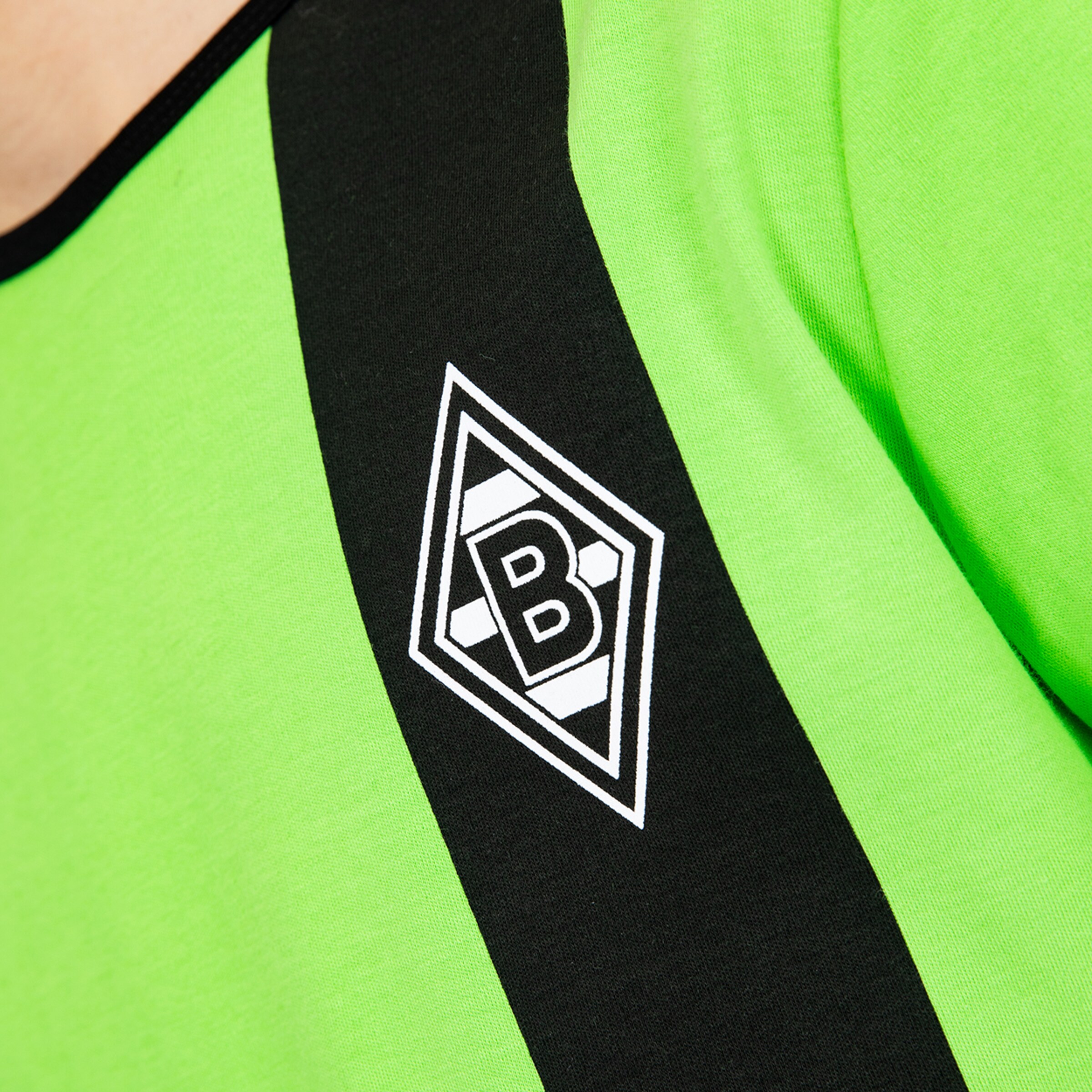Schwarz-weißes Borussia Mönchengladbach-Logo auf einem grünen Trikot.