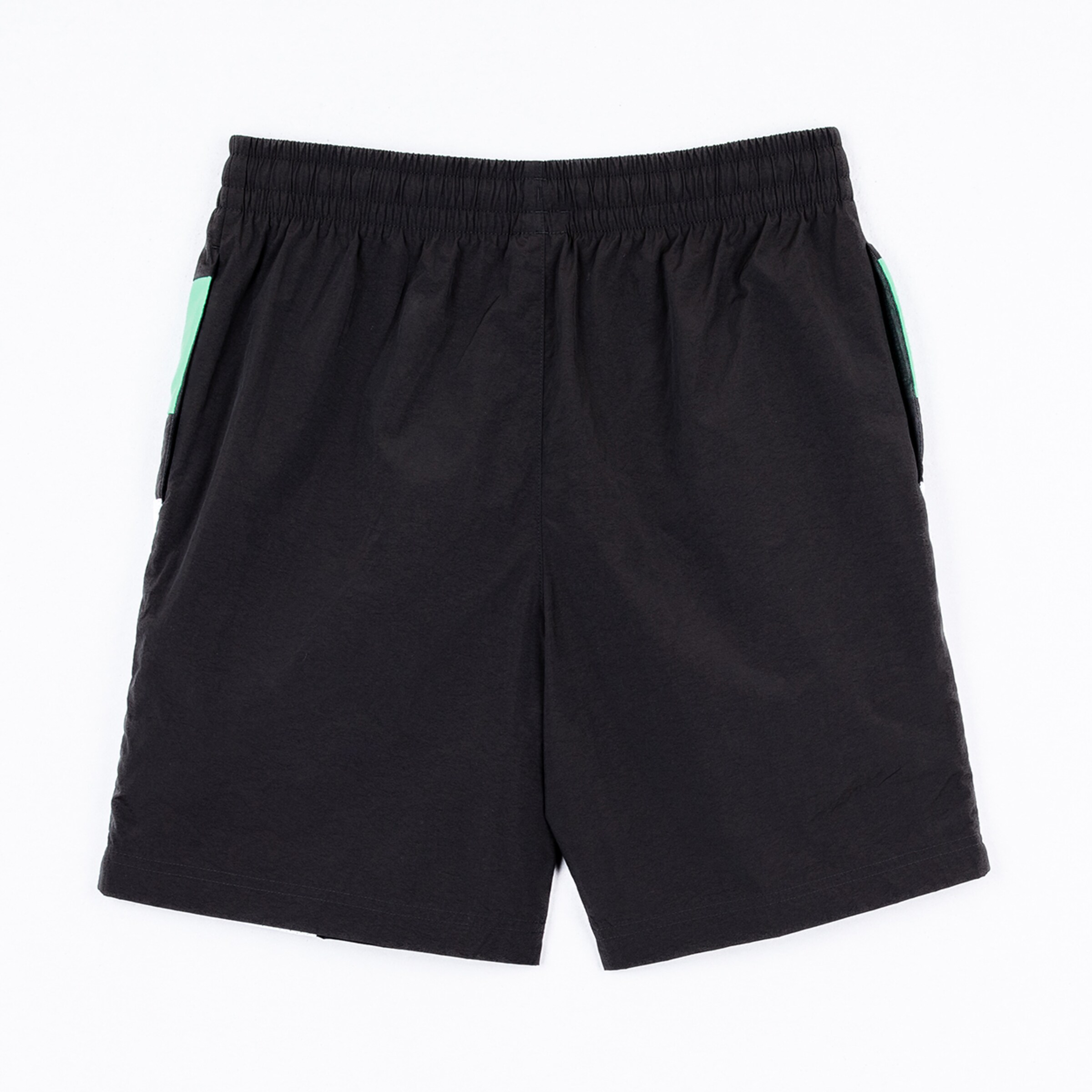 Schwarze Shorts mit elastischem Bund und zwei seitlichen Taschen.