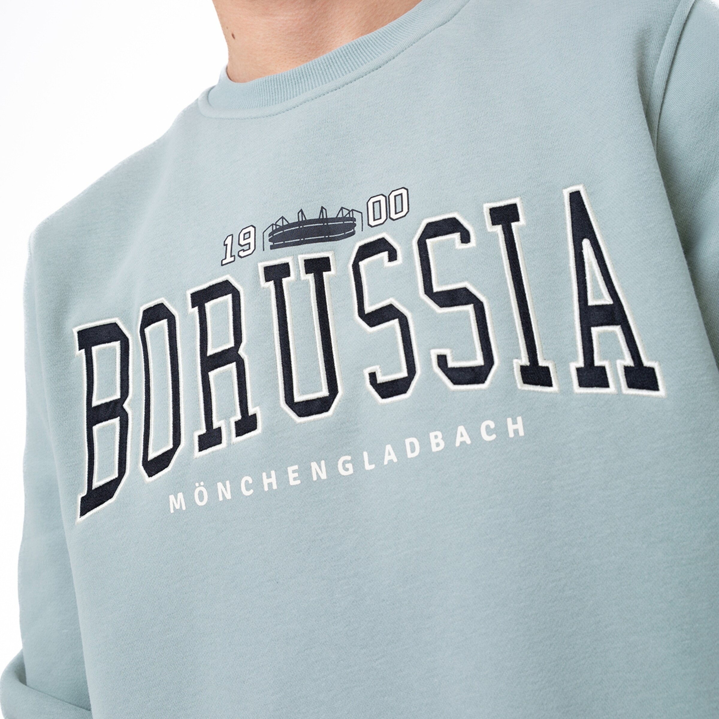 Sweatshirt in Hellblau mit dem Schriftzug Borussia Mönchengladbach und Gründungsjahr 1900.