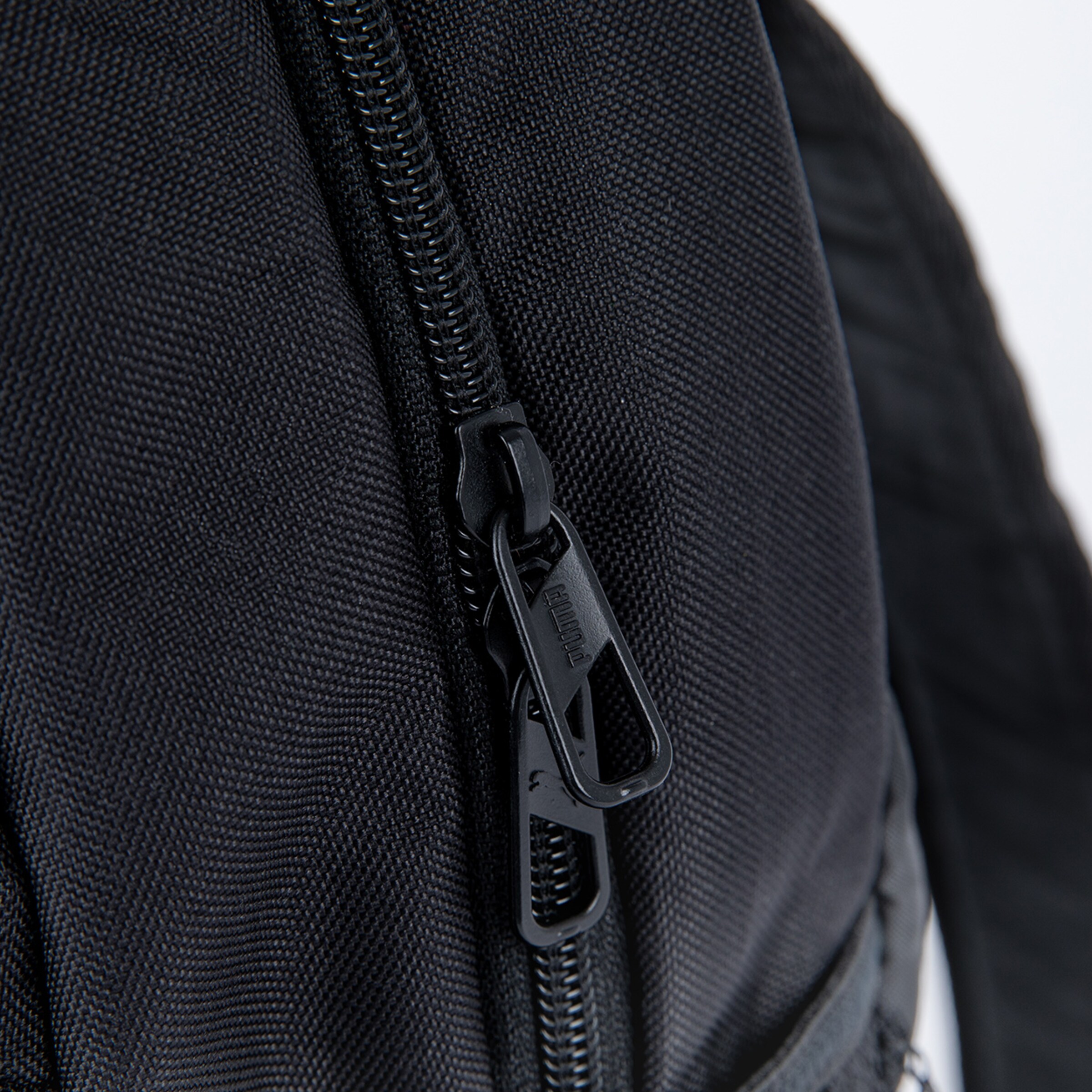 Naheansicht eines schwarzen Reißverschlusses eines Rucksacks.