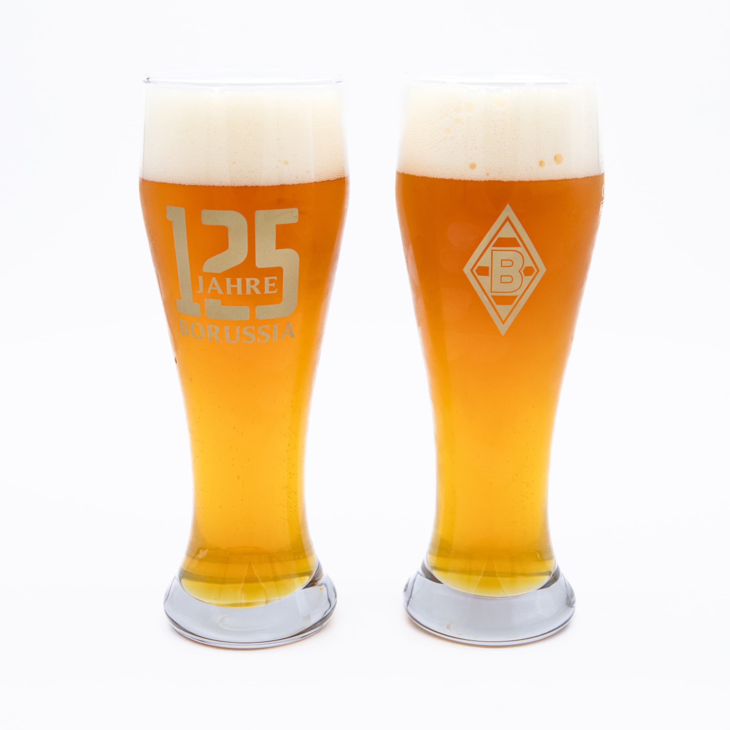 Zwei gefüllte Weizenbiergläser vor weißem Grund: links „125 JAHRE BORUSSIA“, rechts das Vereinslogo von Borussia Mönchengladbach.