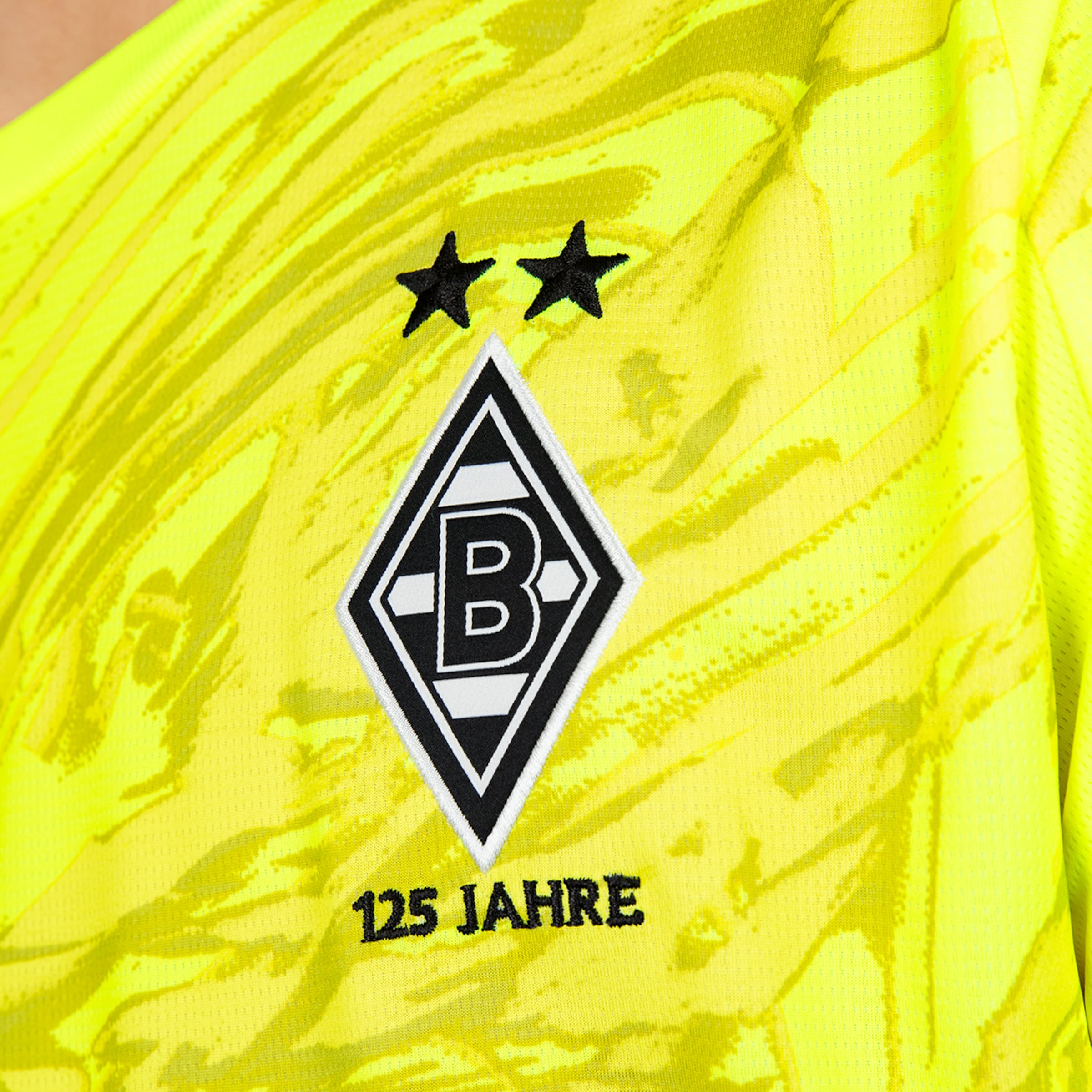 Details of Borussia Mönchengladbach jersey featuring the logo and 125 Jahre text