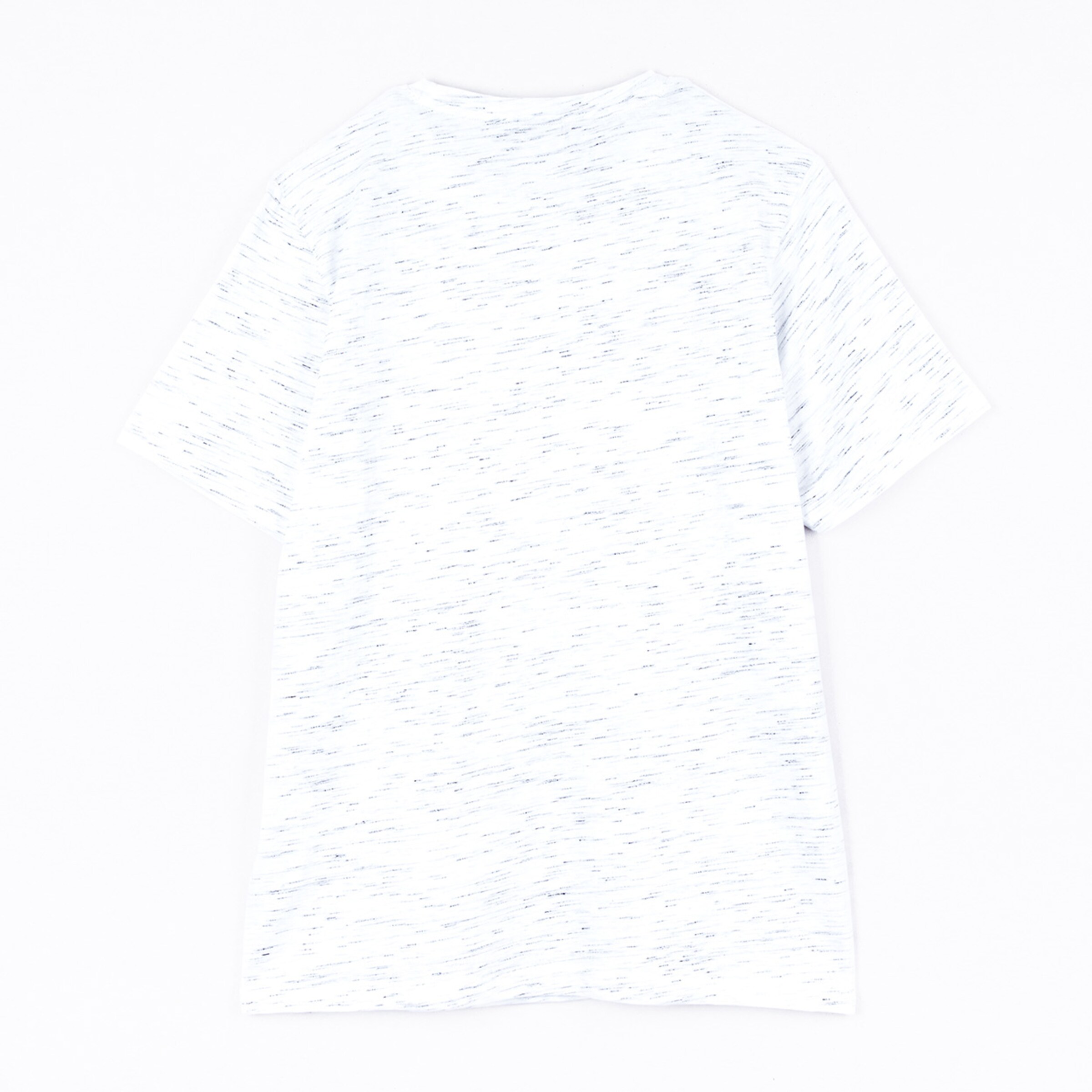 Hinteransicht eines hellen T-Shirts mit einem strukturierten Design.