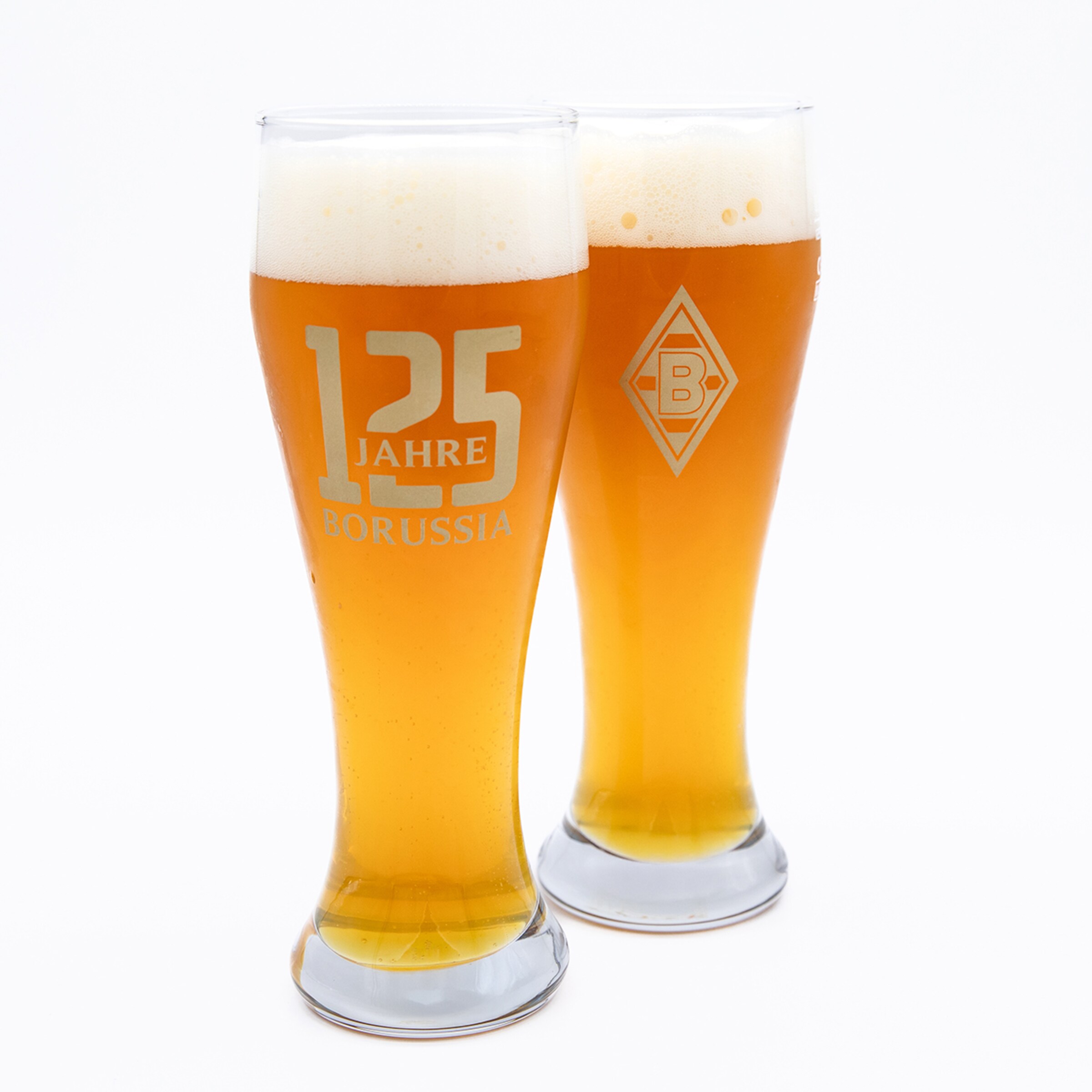 Zwei Weizengläser mit Bier und Schaumkrone. Aufdruck: „125 JAHRE BORUSSIA“ und das Borussia Mönchengladbach Logo in Gold auf weißem Hintergrund.