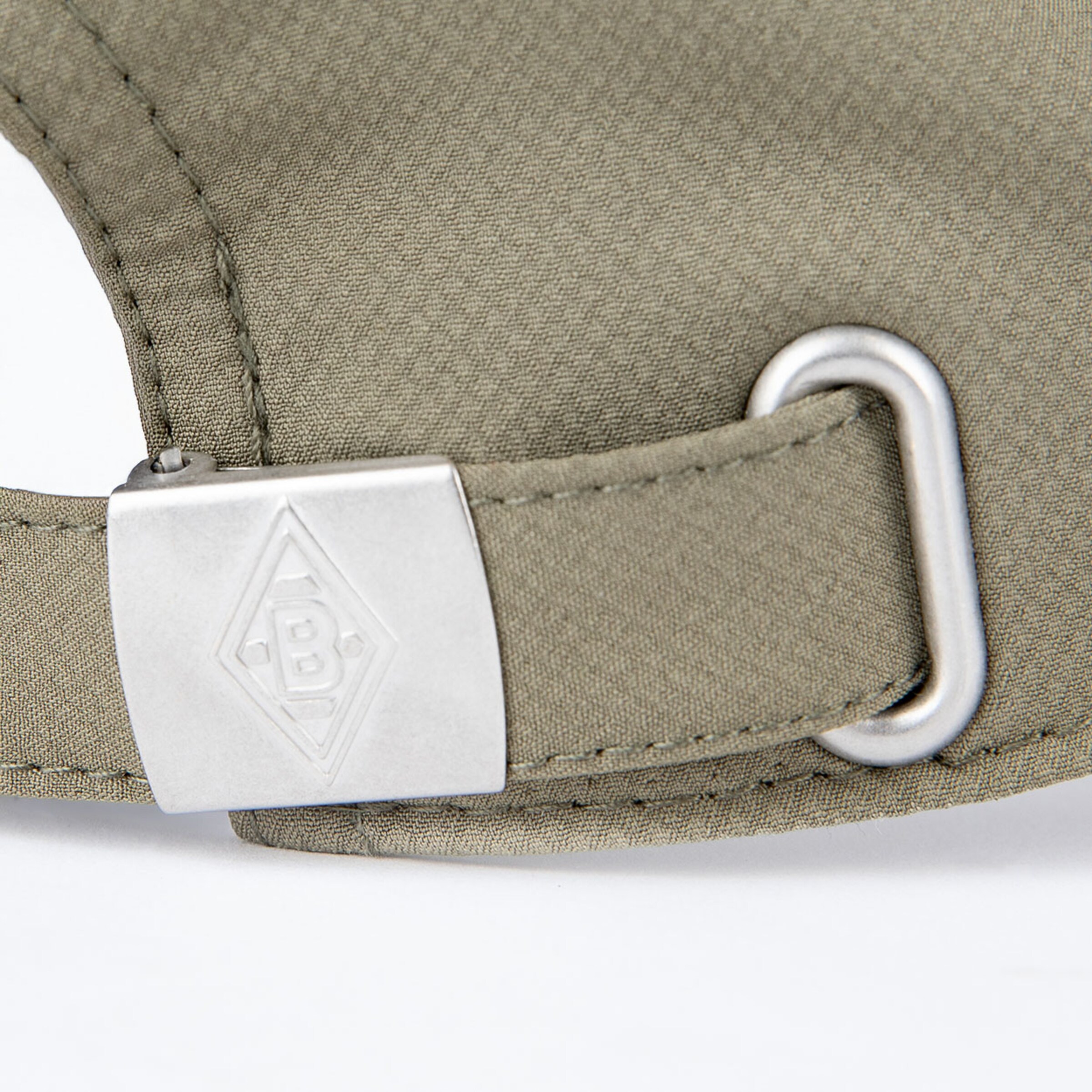 Metal clasp and logo tag of a gray cap from Borussia Mönchengladbach.