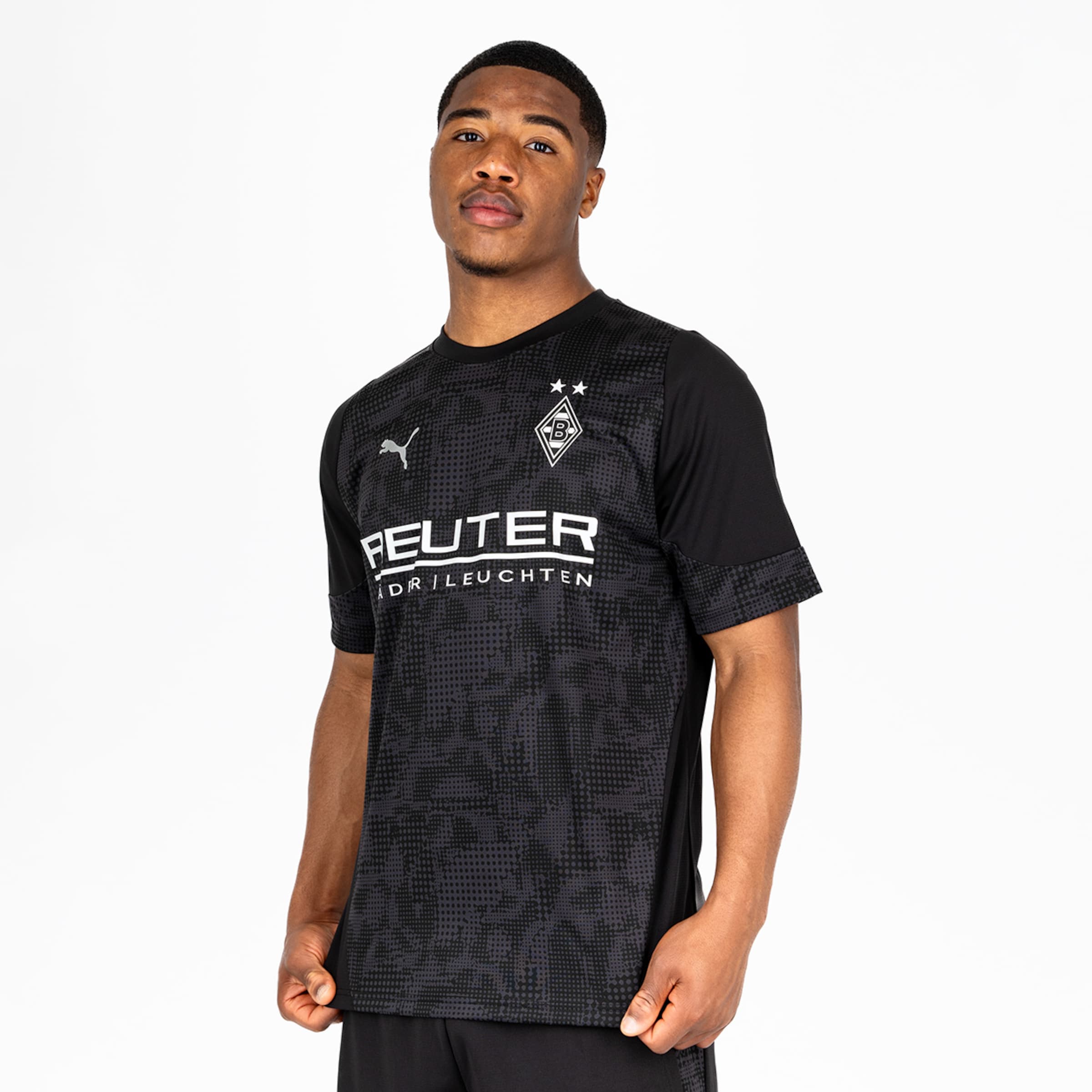Ein Spieler von Borussia Mönchengladbach trägt das schwarze Heimtrikot mit Logo und Sponsorenaufdruck.