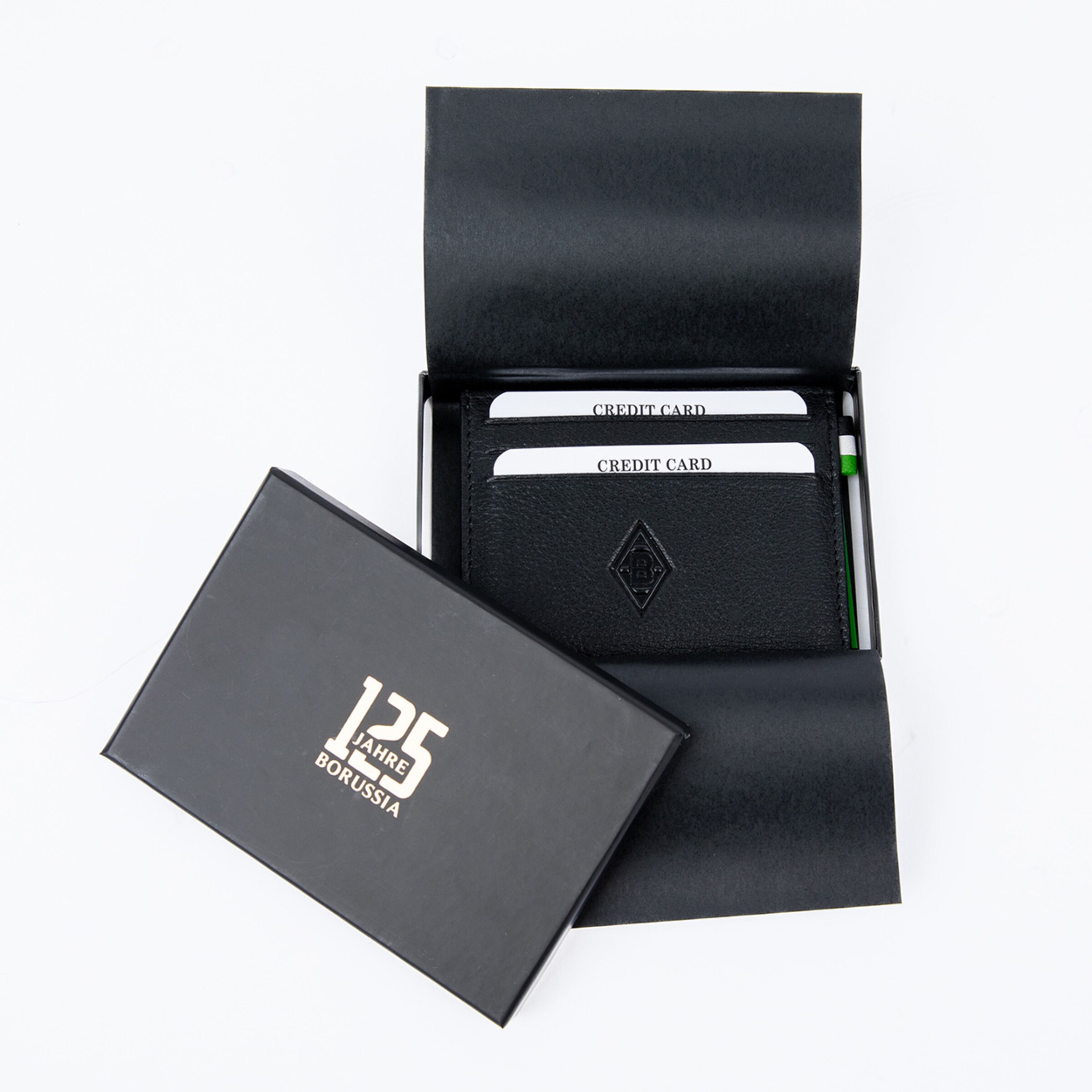 Schwarzes Kreditkartenetui mit eingeprägtem Logo.