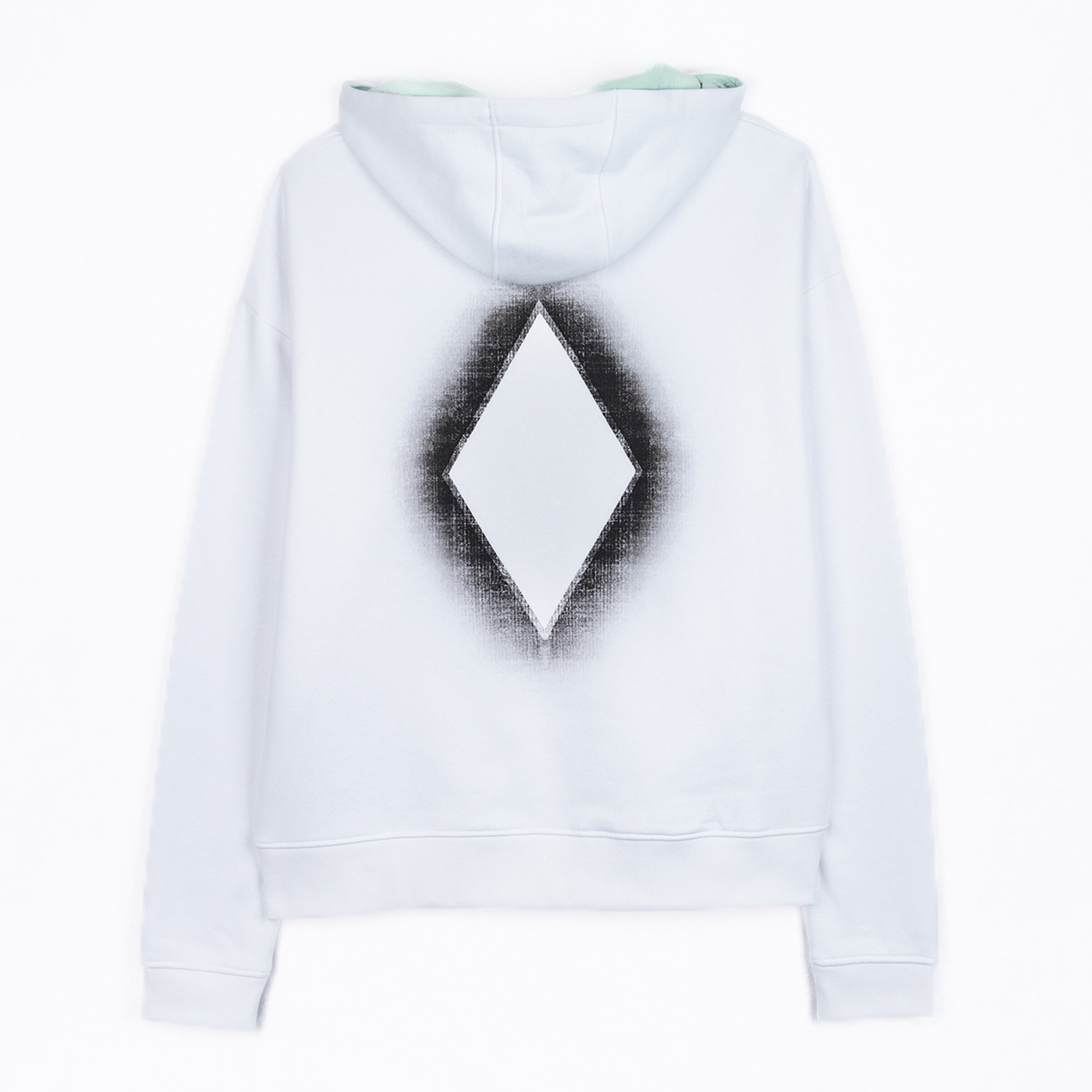 Weißer Hoodie mit grauem diamantförmigem Design auf der Rückseite.
