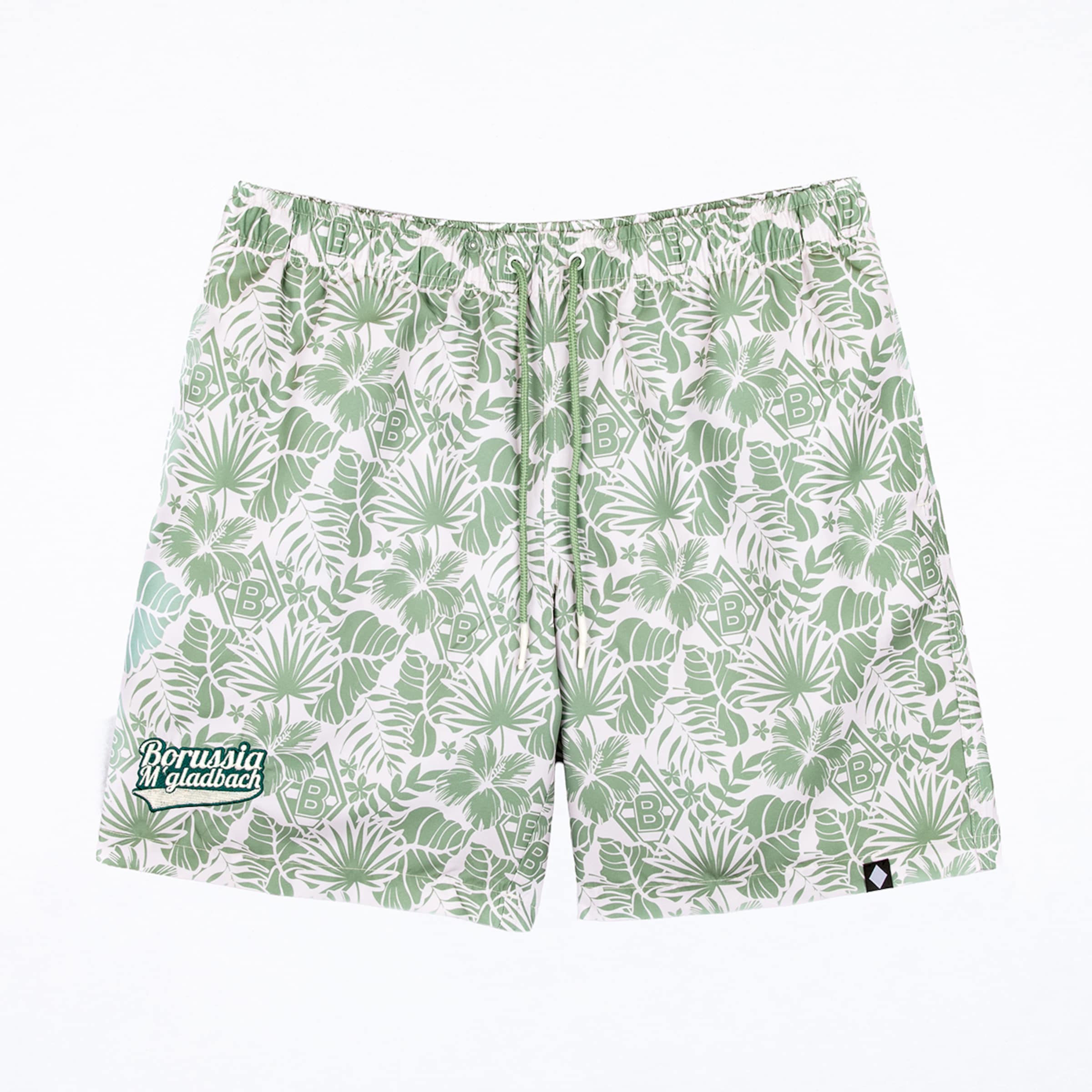 Weiße Badeshorts mit grünem tropischem Blättermuster, durchsetzt mit 'B'-Logos und einem 'Borussia M'gladbach'-Patch am linken Bein. Mit Kordelzug in der Taille.