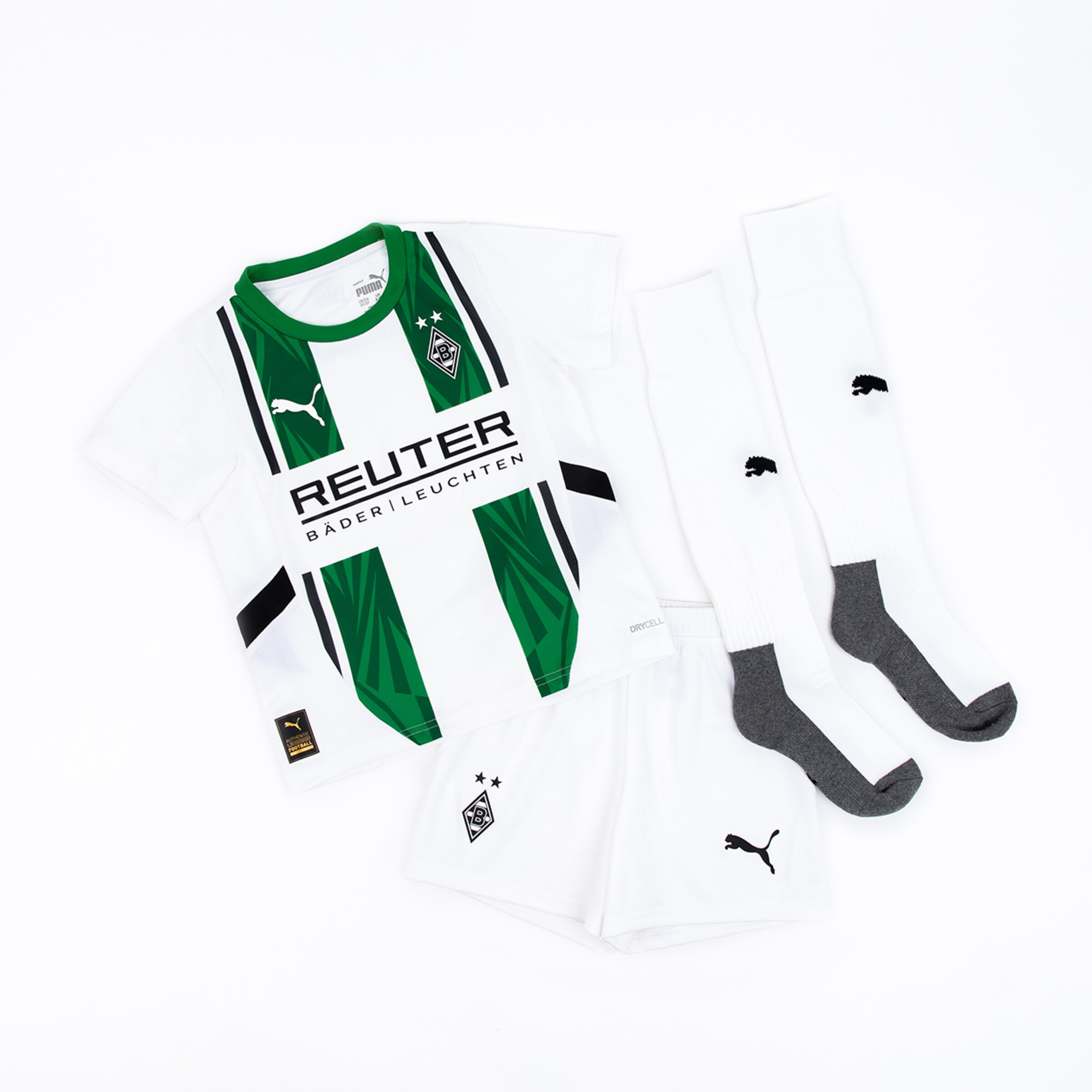 Borussia Mönchengladbach Kinder-Fußballset von Puma: weiß-grünes Trikot mit Sponsor REUTER, weiße Hose und Socken.