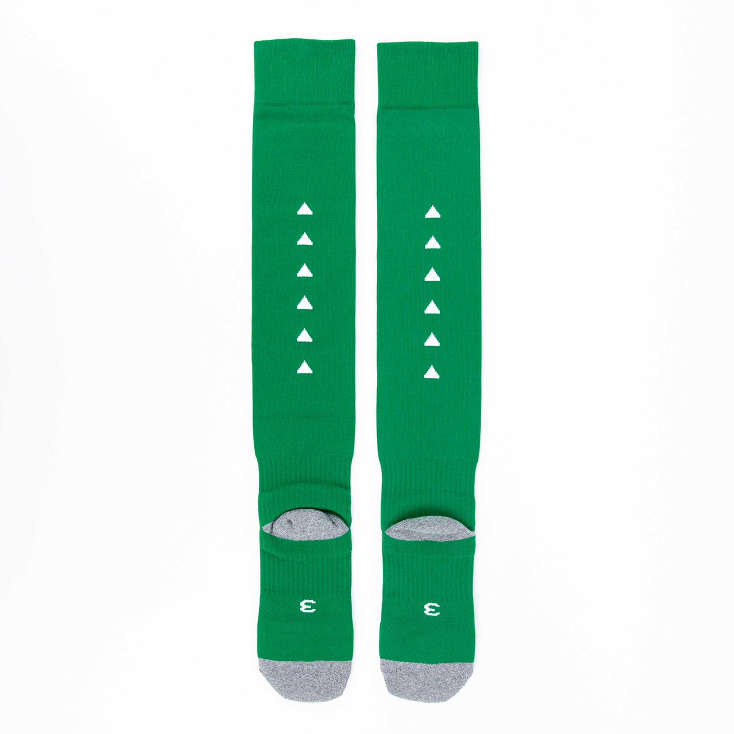 Grüne Socken mit grauem Fußteil und weißen Dreiecken.