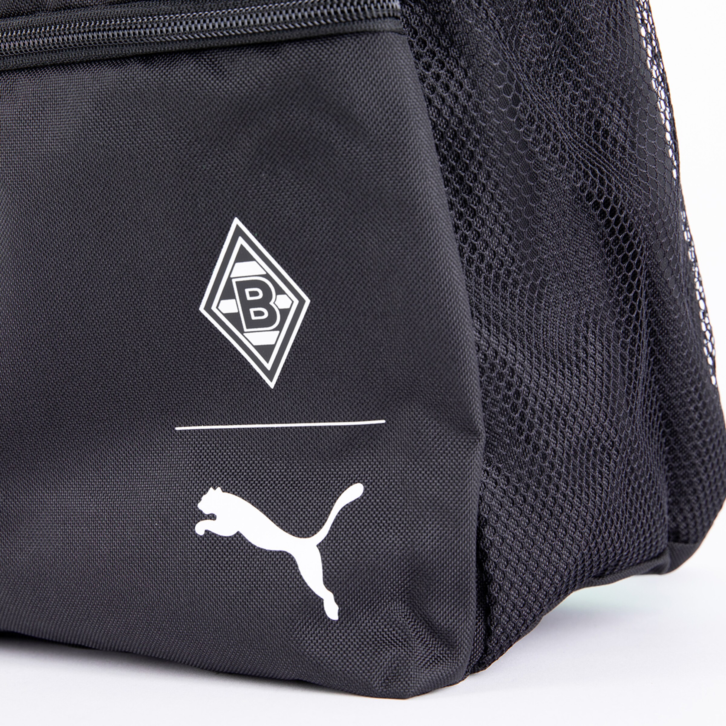 Schwarze Sporttasche mit Logo von Borussia Mönchengladbach und Puma.