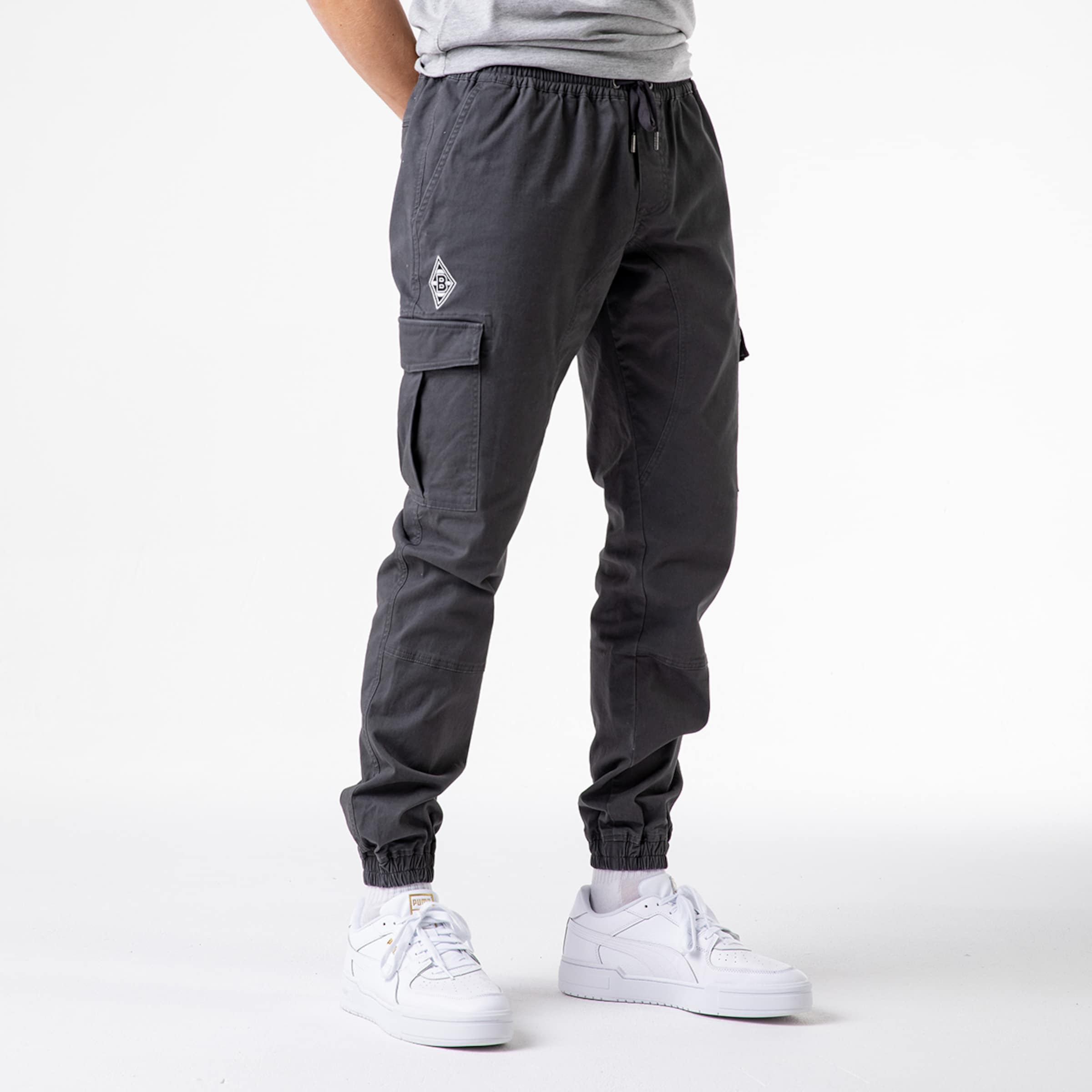 Bequeme graue Cargo-Hose mit Taschen und elastischem Bund.