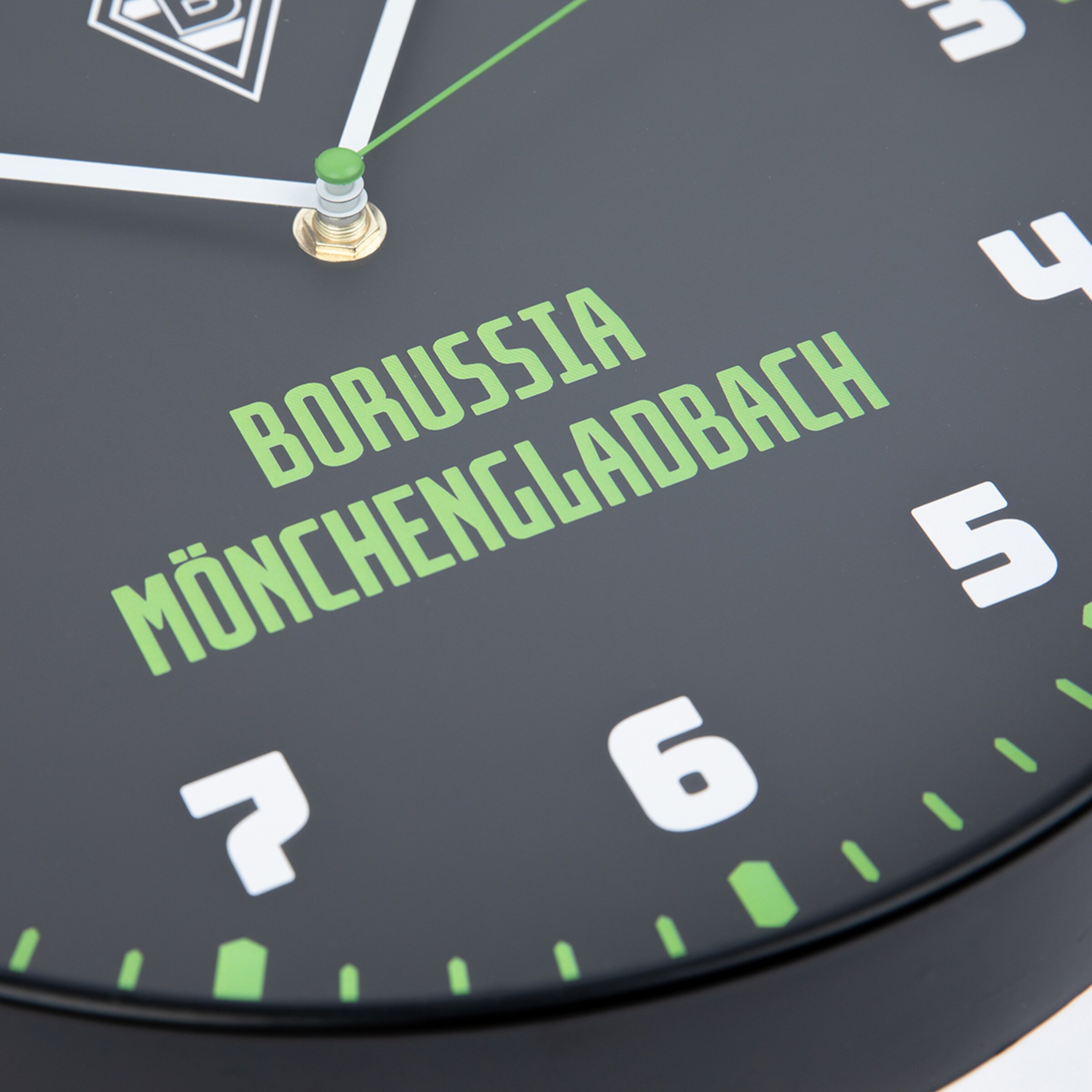 Wanduhr mit dem Schriftzug BORUSSIA MÖNCHENGLADBACH in grünen Buchstaben.