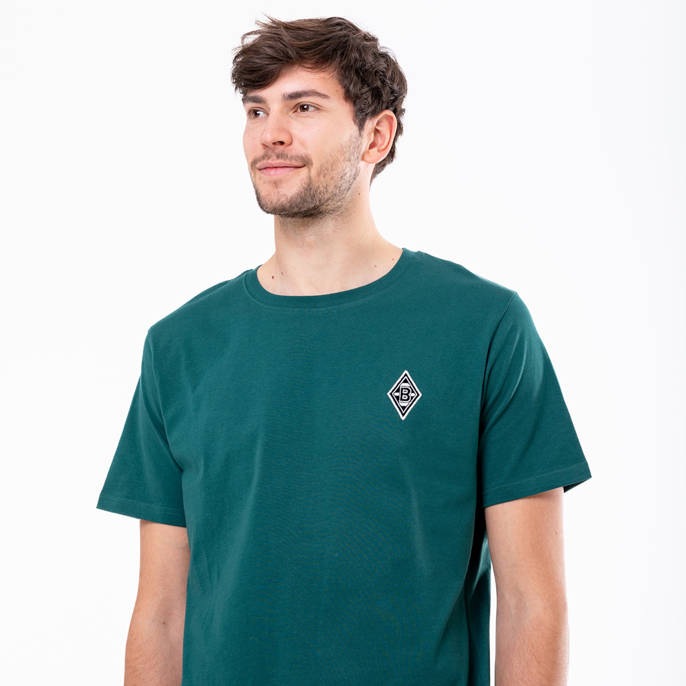 Mann trägt ein grünes T-Shirt mit dem Borussia Mönchengladbach-Logo auf der linken Brustseite.