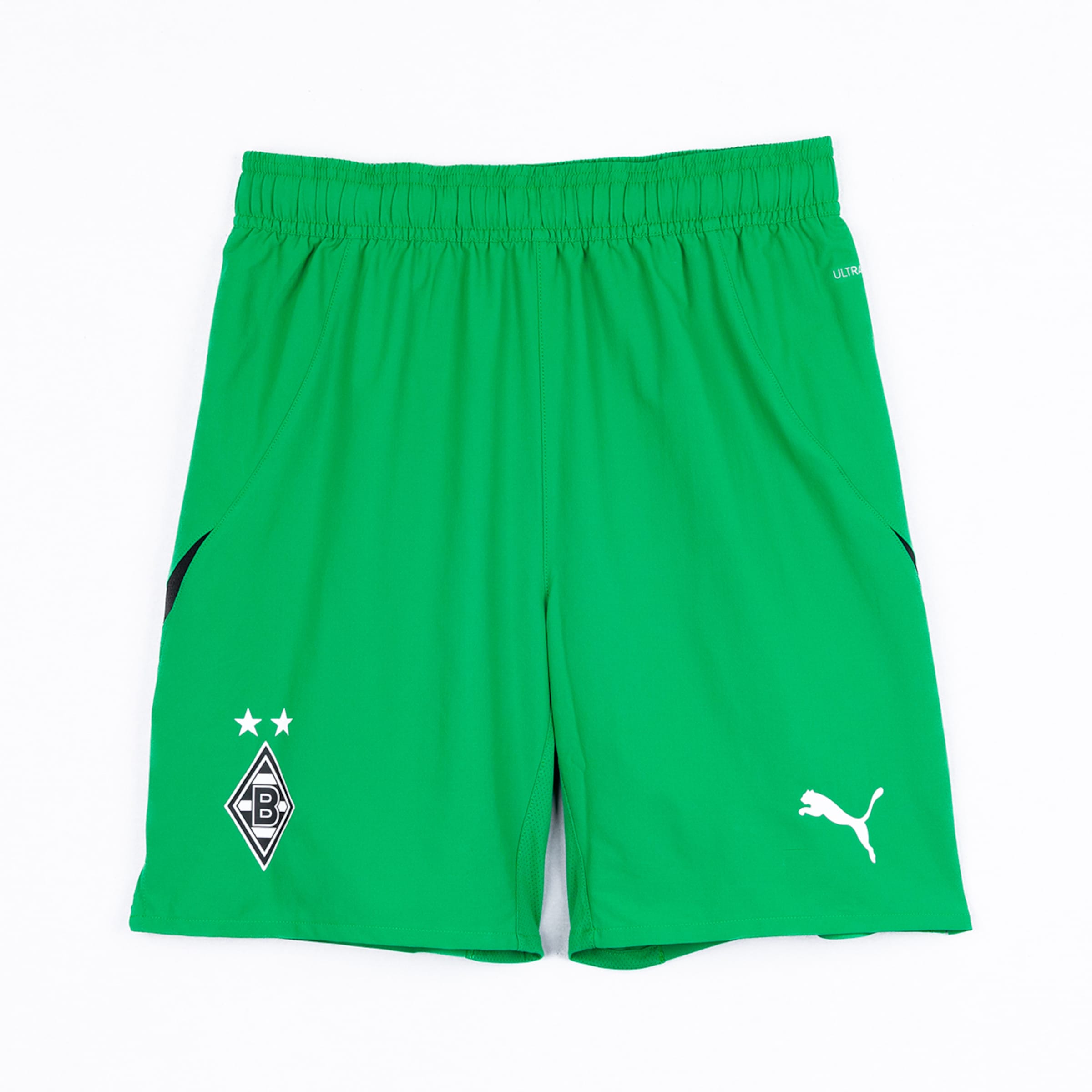 Grüne Fußballshorts von Borussia Mönchengladbach mit Puma-Logo und Vereinswappen.